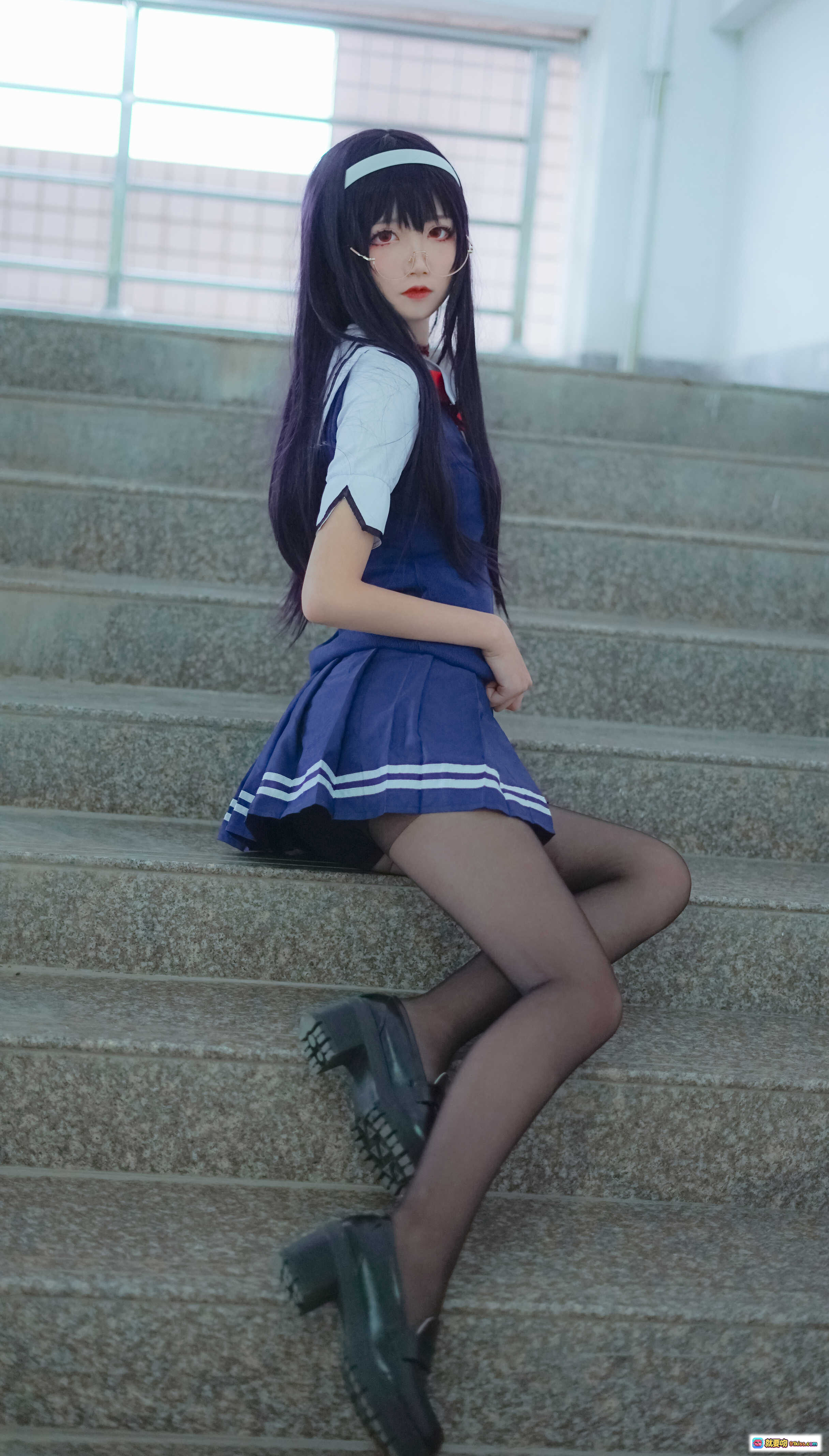 图片[2] - 五更百鬼_NO.017 学姐校服写真 25P高清美图 日系JK制服 黑丝长腿 校园走廊拍摄 精致妆容 白色发带 红领结 蓝色水手服 时尚穿搭 甜美气质 - 就要吻