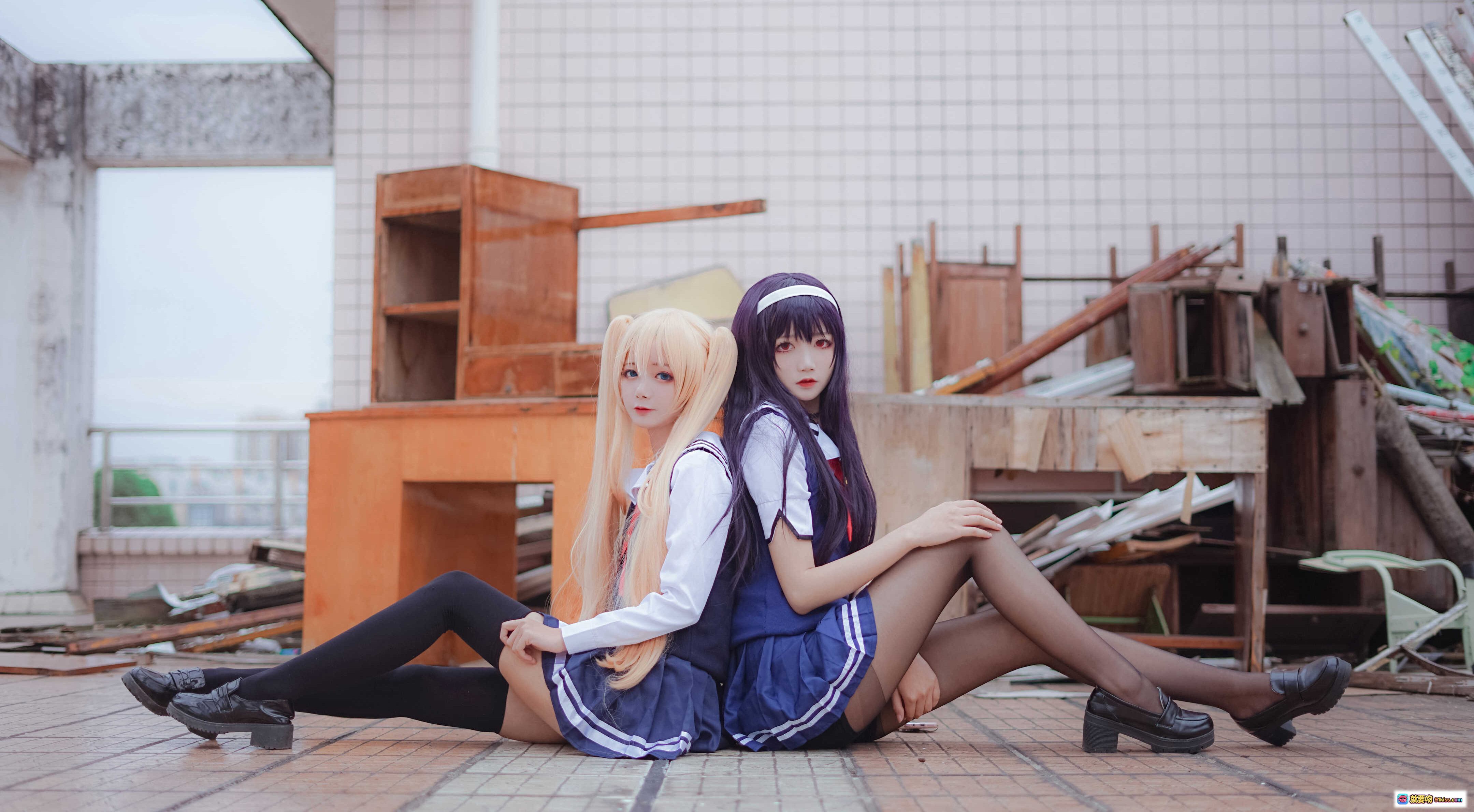 图片[6] - 五更百鬼_NO.017 学姐校服写真 25P高清美图 日系JK制服 黑丝长腿 校园走廊拍摄 精致妆容 白色发带 红领结 蓝色水手服 时尚穿搭 甜美气质 - 就要吻