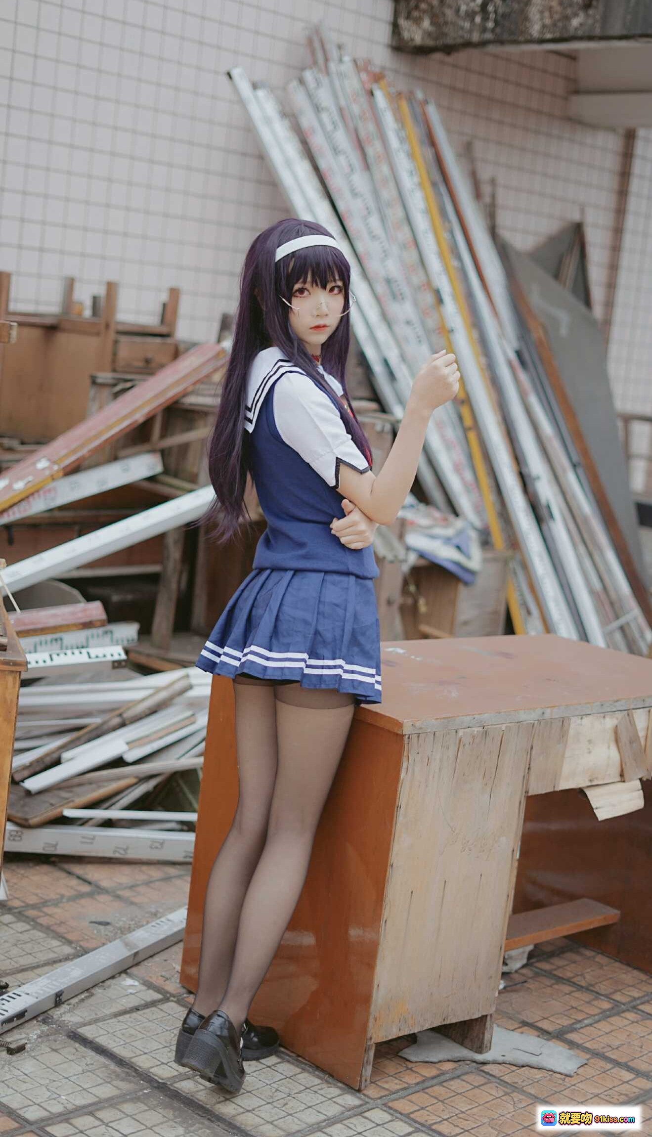 图片[7] - 五更百鬼_NO.017 学姐校服写真 25P高清美图 日系JK制服 黑丝长腿 校园走廊拍摄 精致妆容 白色发带 红领结 蓝色水手服 时尚穿搭 甜美气质 - 就要吻