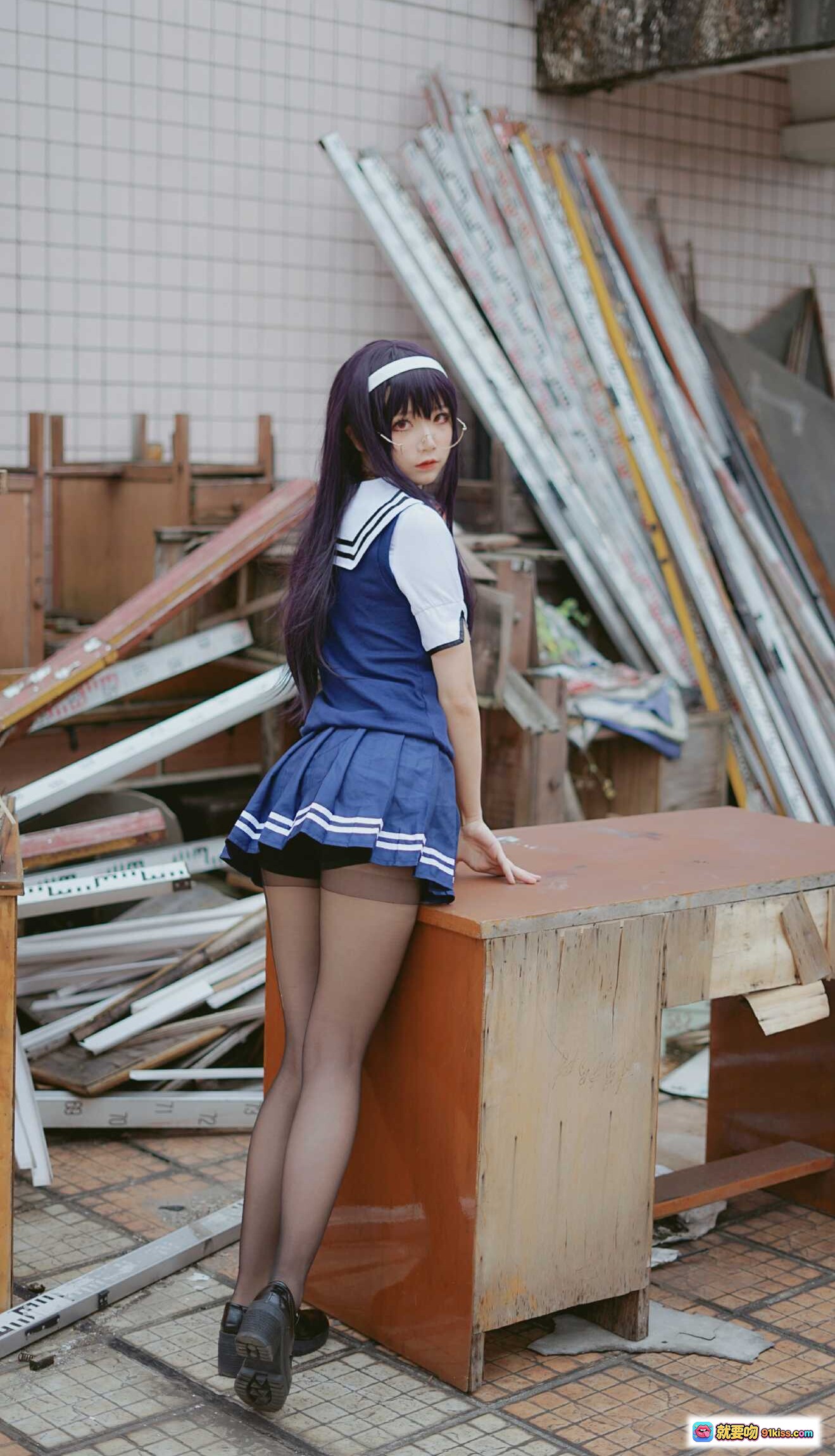 图片[4] - 五更百鬼_NO.017 学姐校服写真 25P高清美图 日系JK制服 黑丝长腿 校园走廊拍摄 精致妆容 白色发带 红领结 蓝色水手服 时尚穿搭 甜美气质 - 就要吻