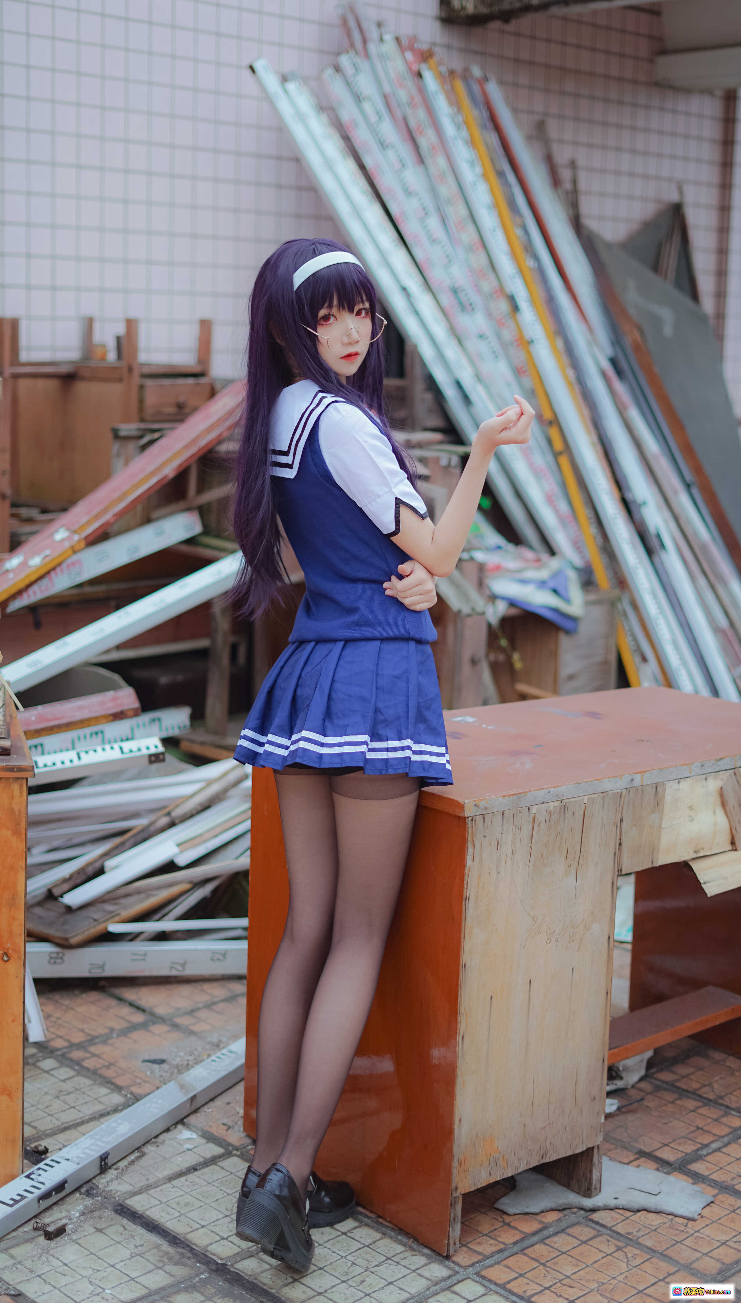 图片[9] - 五更百鬼_NO.017 学姐校服写真 25P高清美图 日系JK制服 黑丝长腿 校园走廊拍摄 精致妆容 白色发带 红领结 蓝色水手服 时尚穿搭 甜美气质 - 就要吻