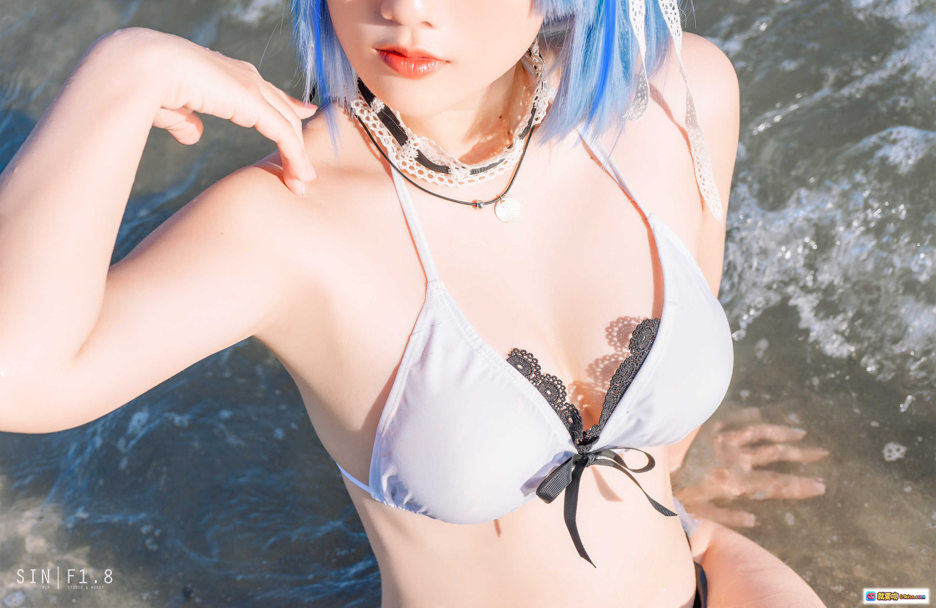 图片[1] - Messie Huang蓝发少女海边比基尼写真｜Gascogne泳装性感蕾丝系带设计｜20P高清图集 - 就要吻