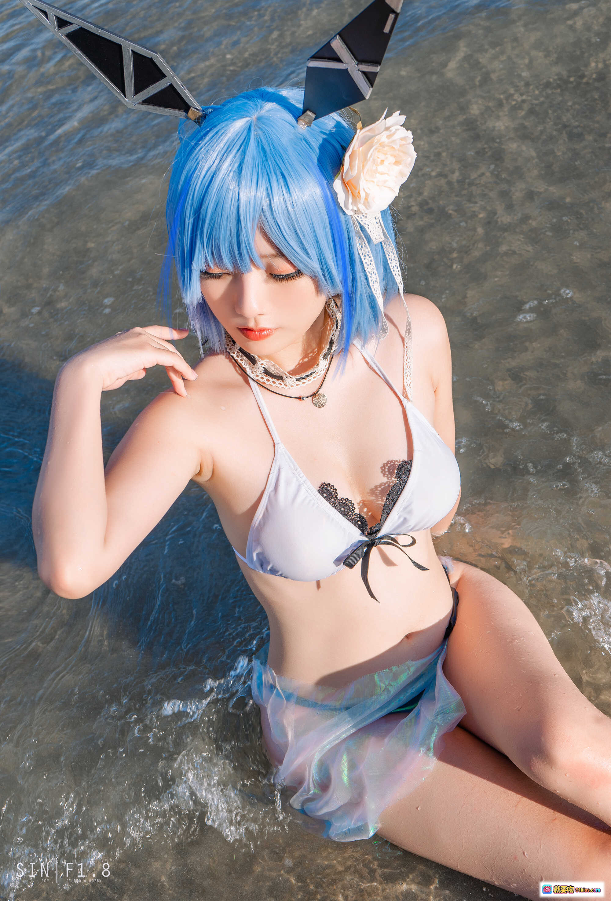 图片[2] - Messie Huang蓝发少女海边比基尼写真｜Gascogne泳装性感蕾丝系带设计｜20P高清图集 - 就要吻