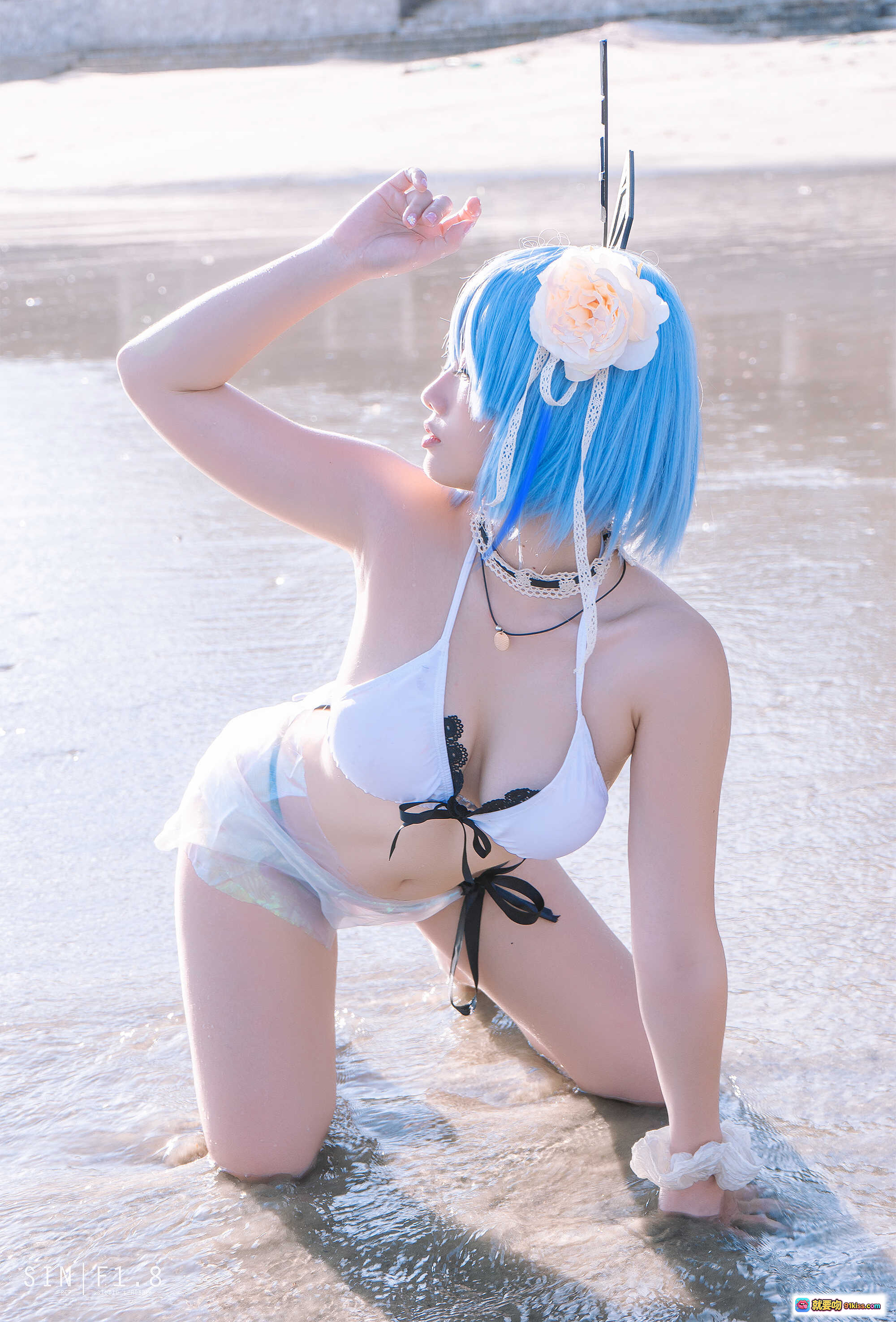 图片[8] - Messie Huang蓝发少女海边比基尼写真｜Gascogne泳装性感蕾丝系带设计｜20P高清图集 - 就要吻
