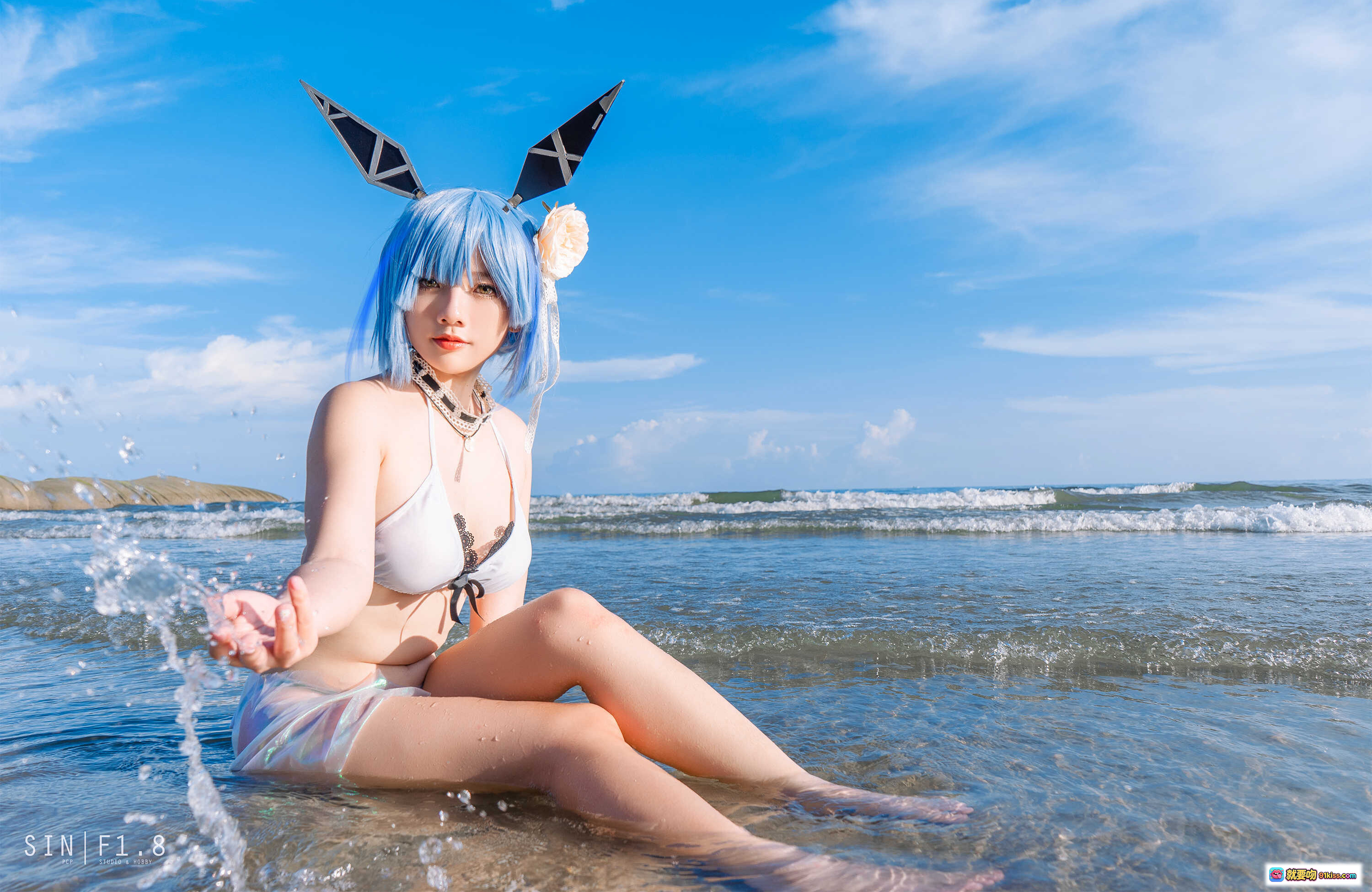 图片[9] - Messie Huang蓝发少女海边比基尼写真｜Gascogne泳装性感蕾丝系带设计｜20P高清图集 - 就要吻