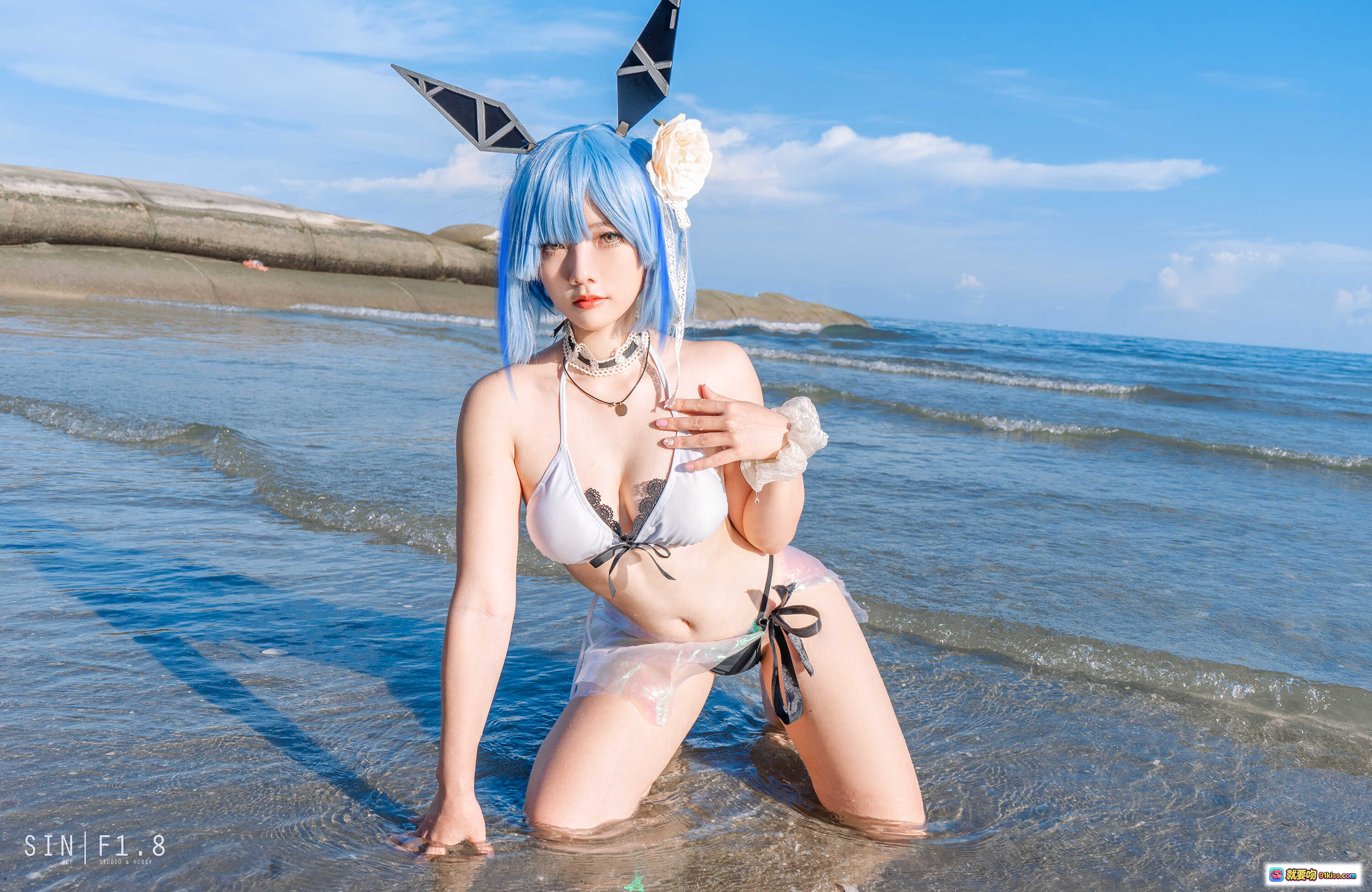 图片[10] - Messie Huang蓝发少女海边比基尼写真｜Gascogne泳装性感蕾丝系带设计｜20P高清图集 - 就要吻