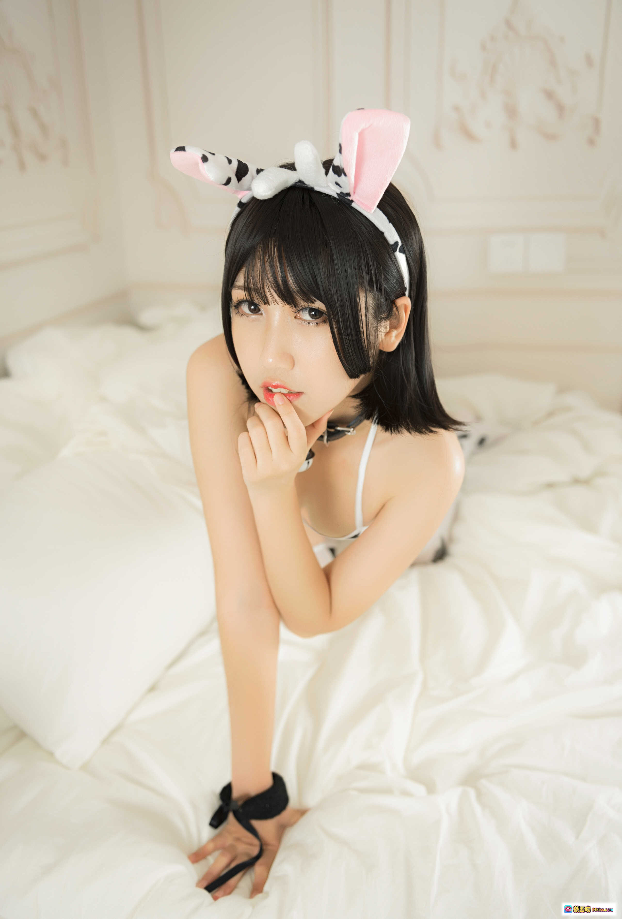 图片[7] - 不呆猫×抖娘牛奶主题写真集 35P甜美兔女郎造型 白色毛绒背景 双人萌系Cosplay 佩戴奶牛耳饰与铃铛项圈 无视频高清图集 - 就要吻