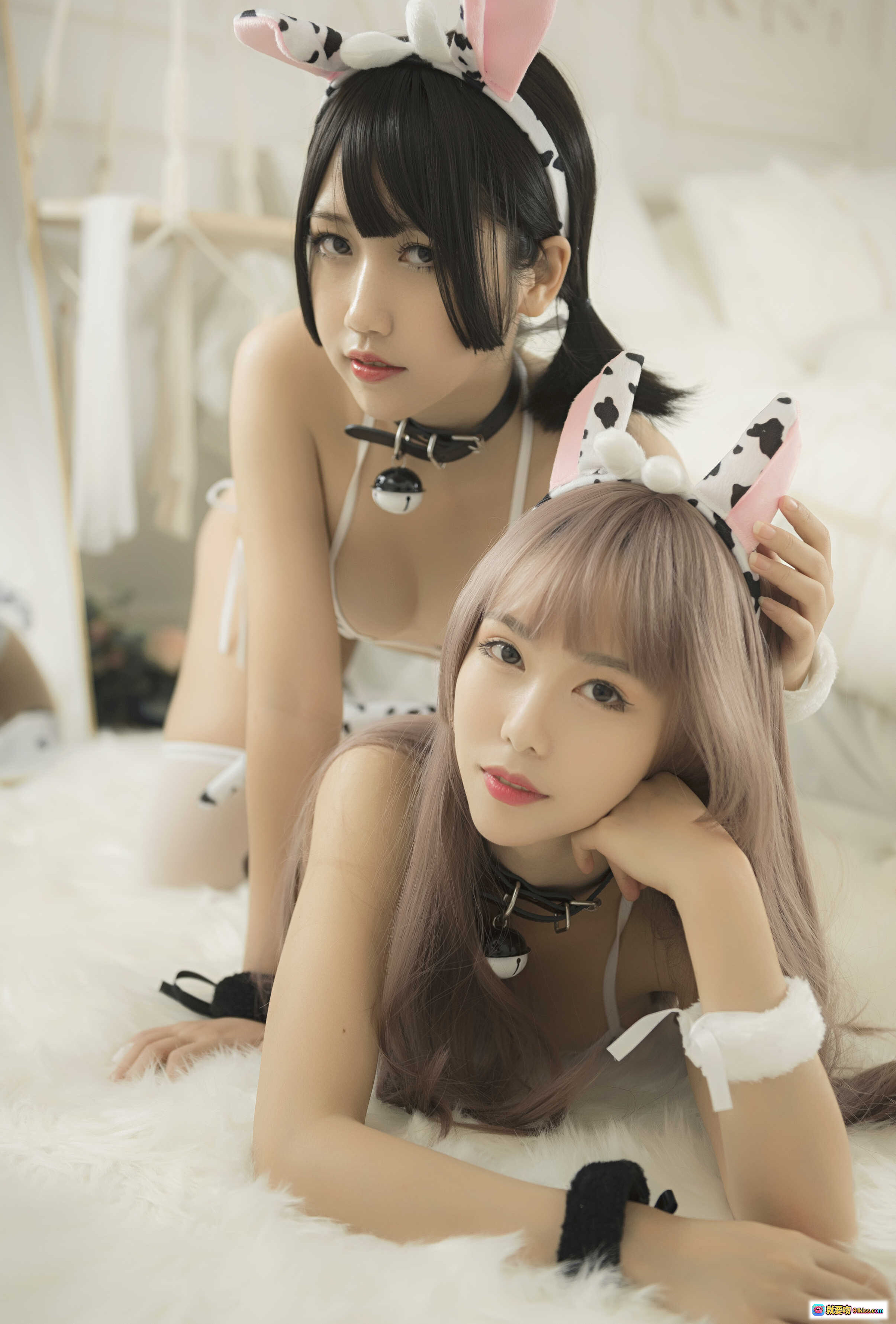 图片[2] - 不呆猫×抖娘牛奶主题写真集 35P甜美兔女郎造型 白色毛绒背景 双人萌系Cosplay 佩戴奶牛耳饰与铃铛项圈 无视频高清图集 - 就要吻