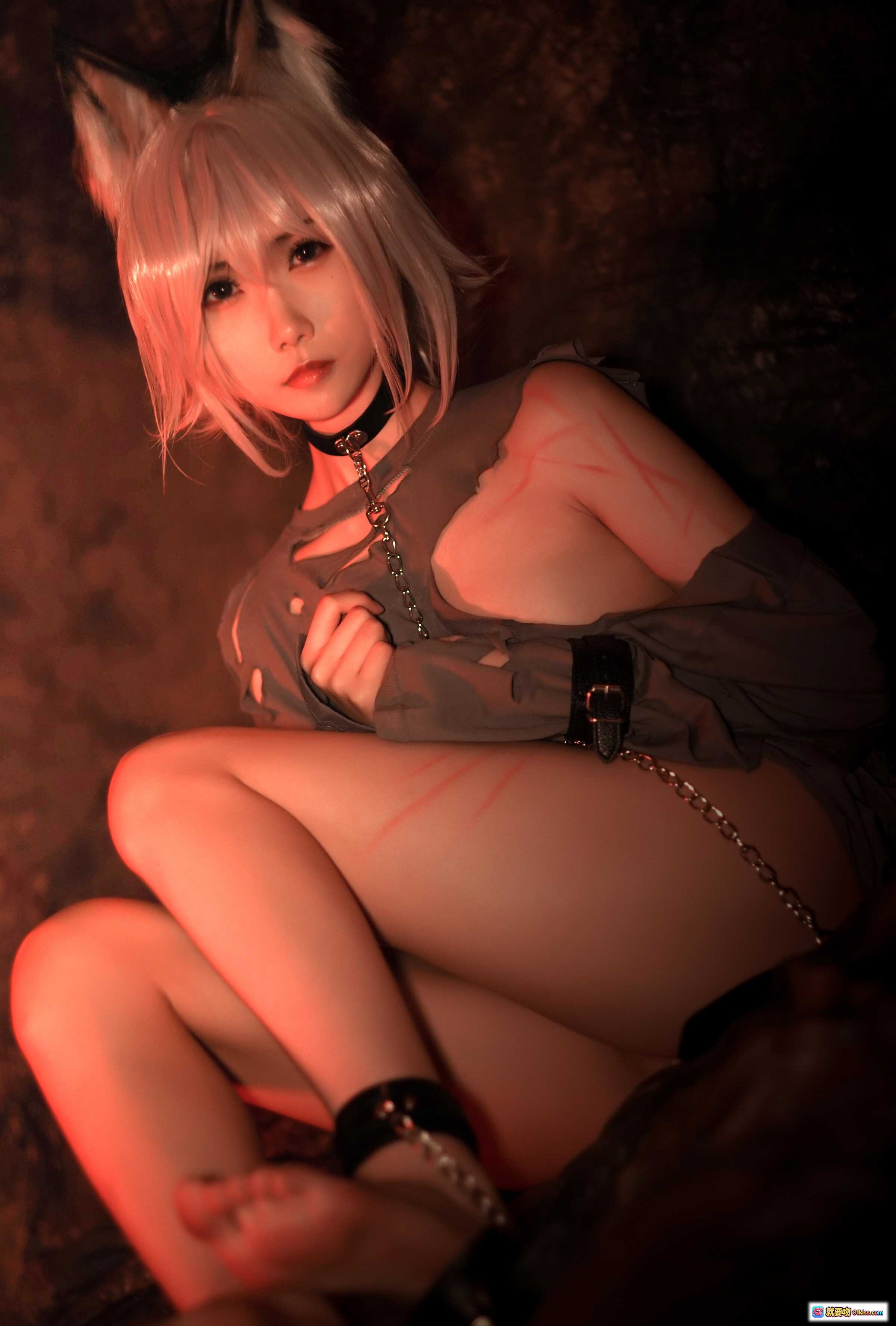 图片[2] - 曉美媽 NO.027 奴隸狼少女Cosplay寫真｜銀髮狐耳｜破損制服｜鎖鏈頸圈｜紅光氛圍｜42P高質圖集 - 就要吻