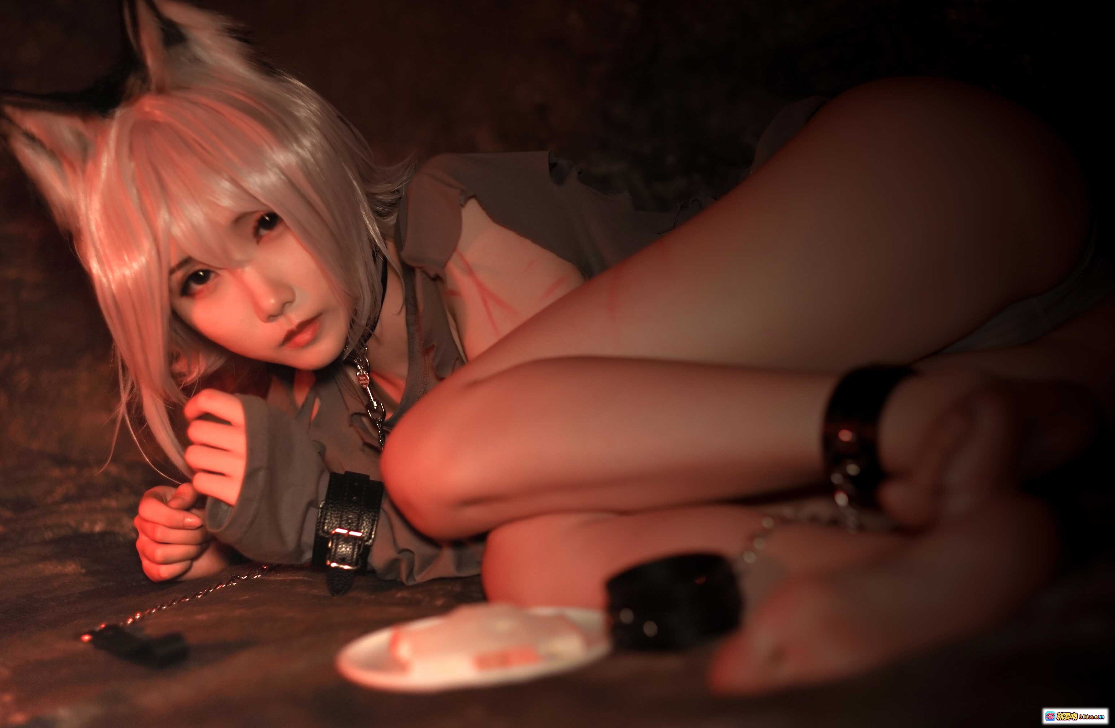 图片[1] - 曉美媽 NO.027 奴隸狼少女Cosplay寫真｜銀髮狐耳｜破損制服｜鎖鏈頸圈｜紅光氛圍｜42P高質圖集 - 就要吻