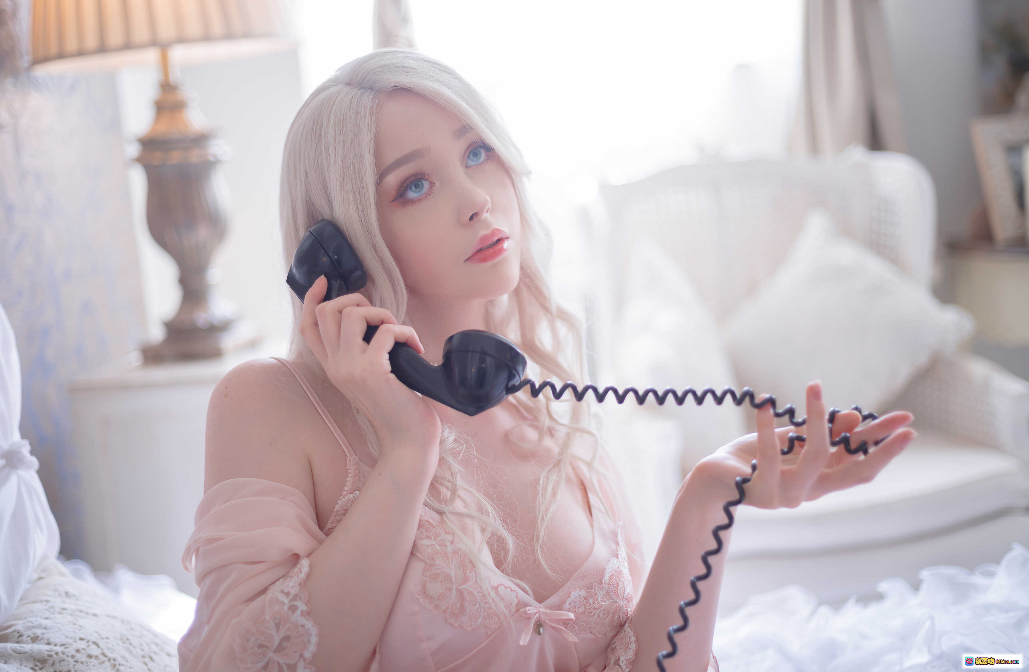 图片[1] - Sayathefox NO.005 粉色蕾丝睡衣套装搭配复古电话优雅写真 15P高清图集 - 就要吻