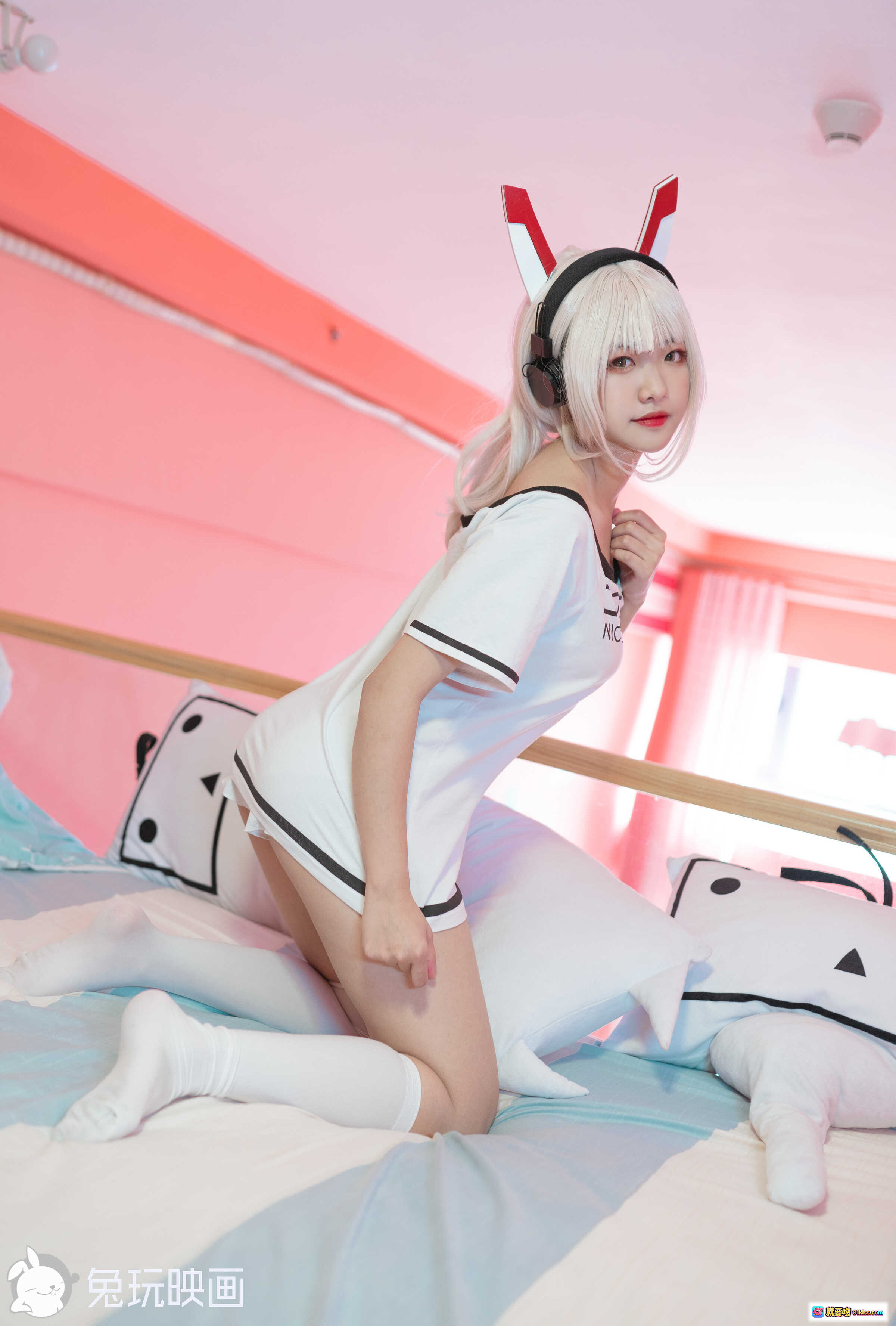 图片[9] - lovely呆玄NO.010凌波Cosplay T恤兔耳耳机少女床照45P高清写真 - 就要吻
