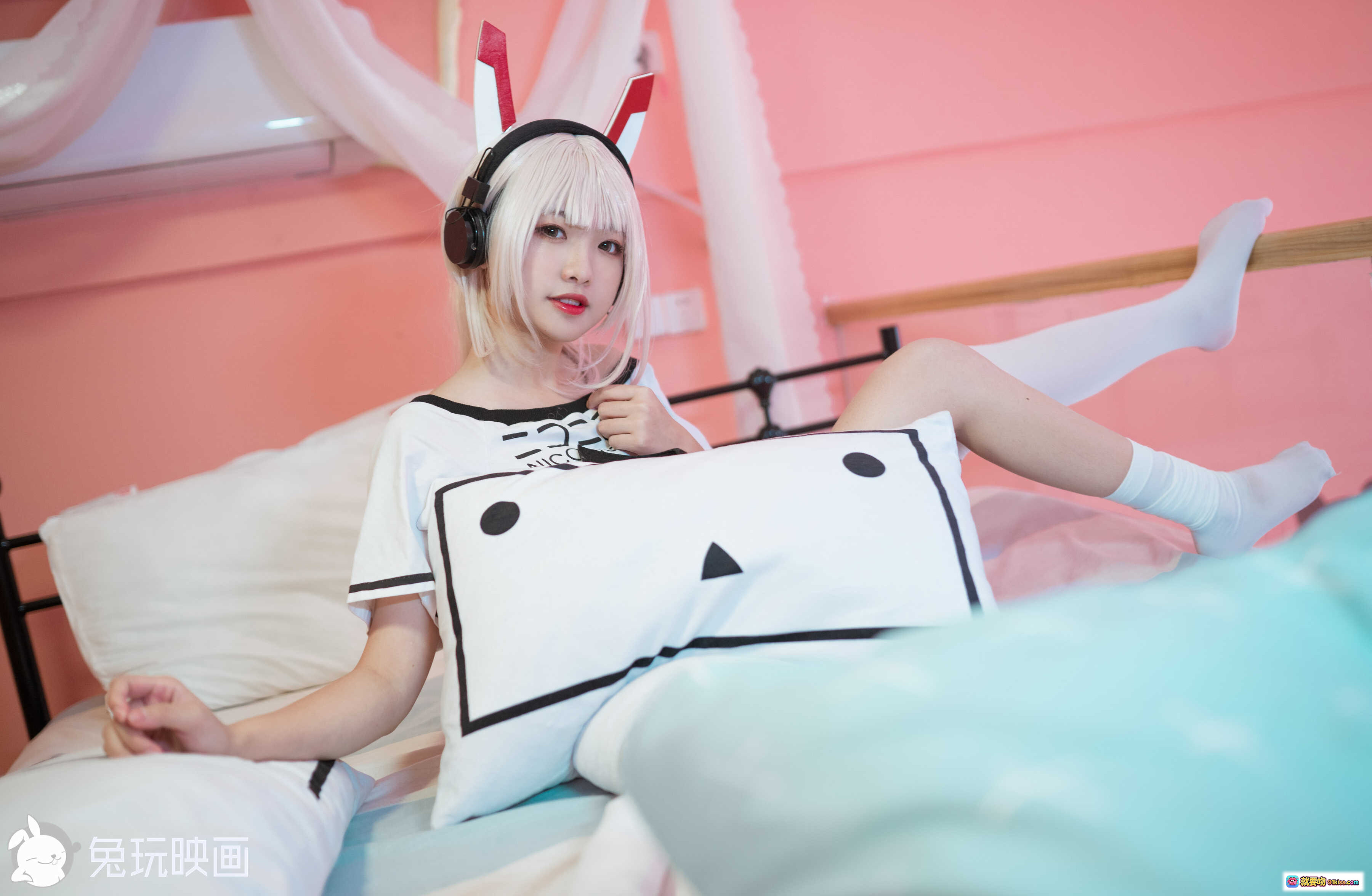 lovely呆玄NO.010凌波Cosplay T恤兔耳耳机少女床照45P高清写真 - 就要吻