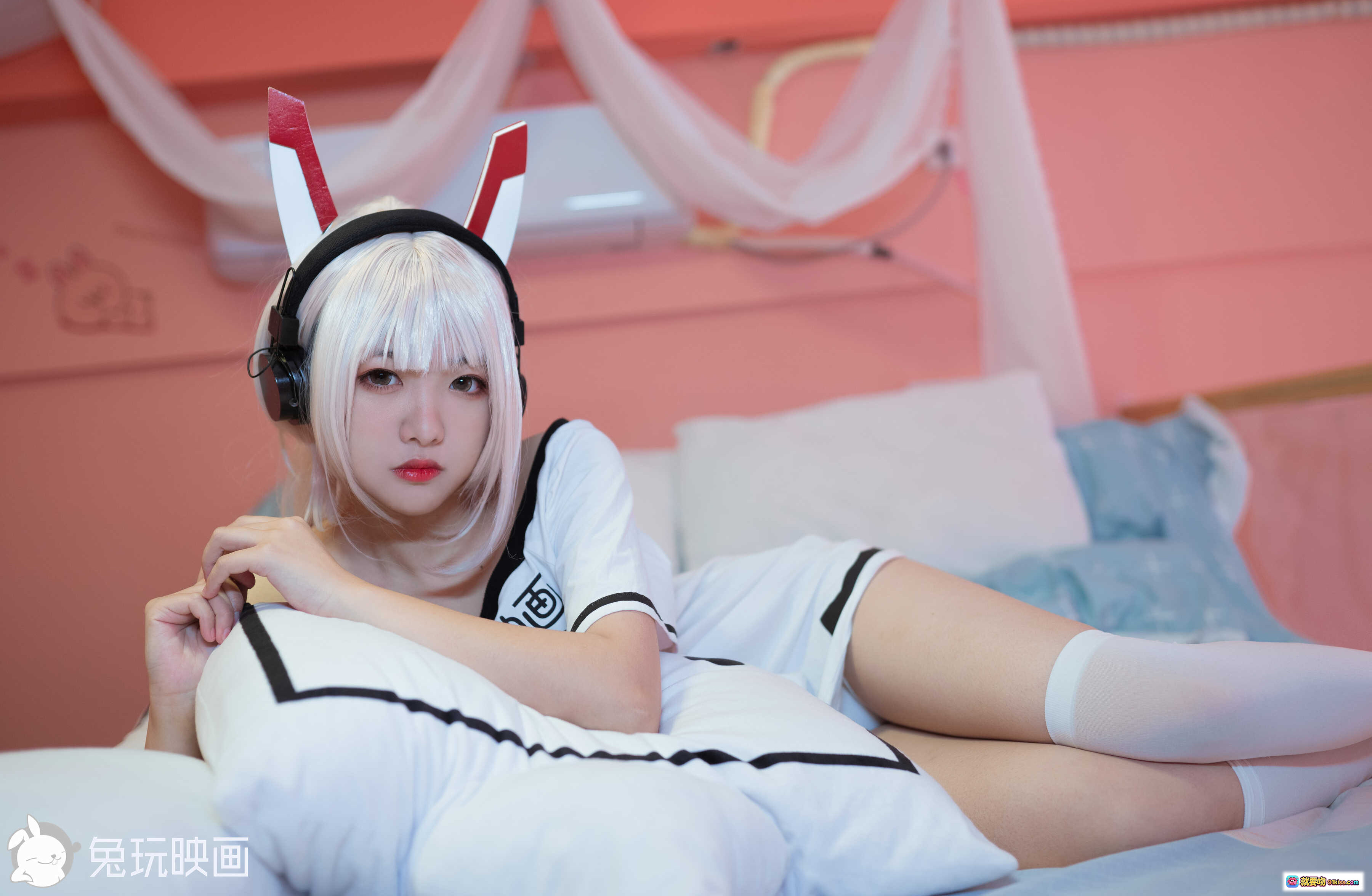 图片[2] - lovely呆玄NO.010凌波Cosplay T恤兔耳耳机少女床照45P高清写真 - 就要吻