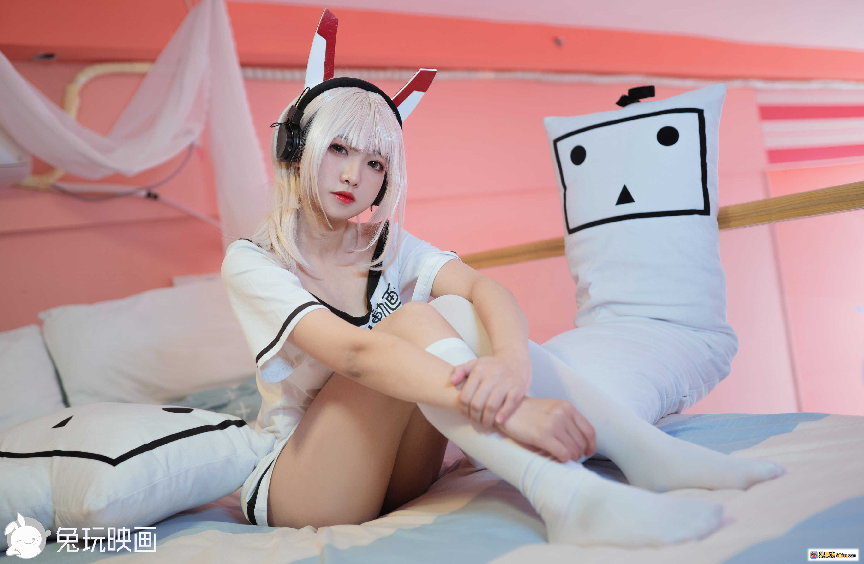 图片[5] - lovely呆玄NO.010凌波Cosplay T恤兔耳耳机少女床照45P高清写真 - 就要吻