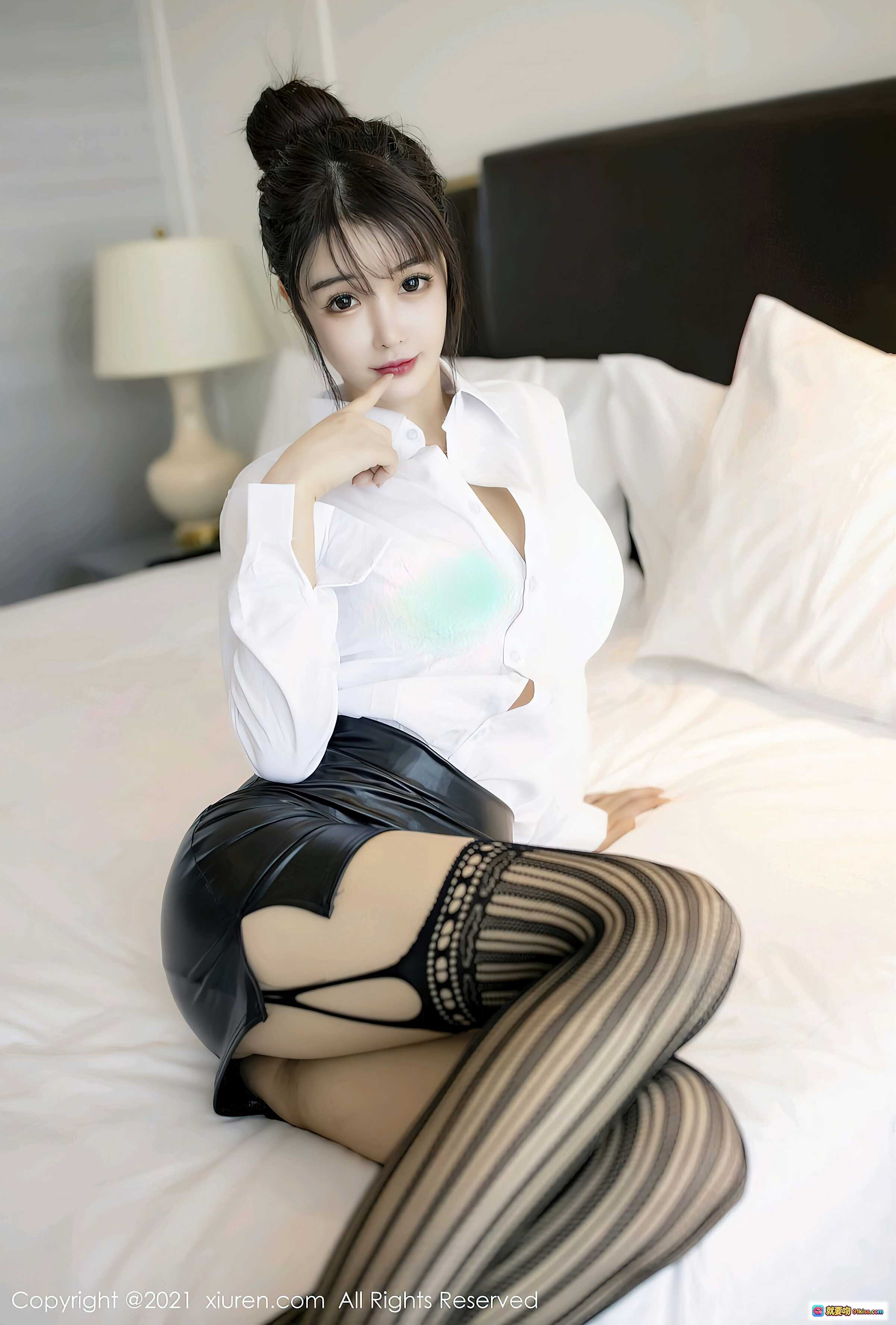 图片[10] - 南初妹妹白衬衫黑皮裙条纹丝袜高跟鞋室内写真 – XIUREN秀人网2021.01.06 No.2976 - 就要吻