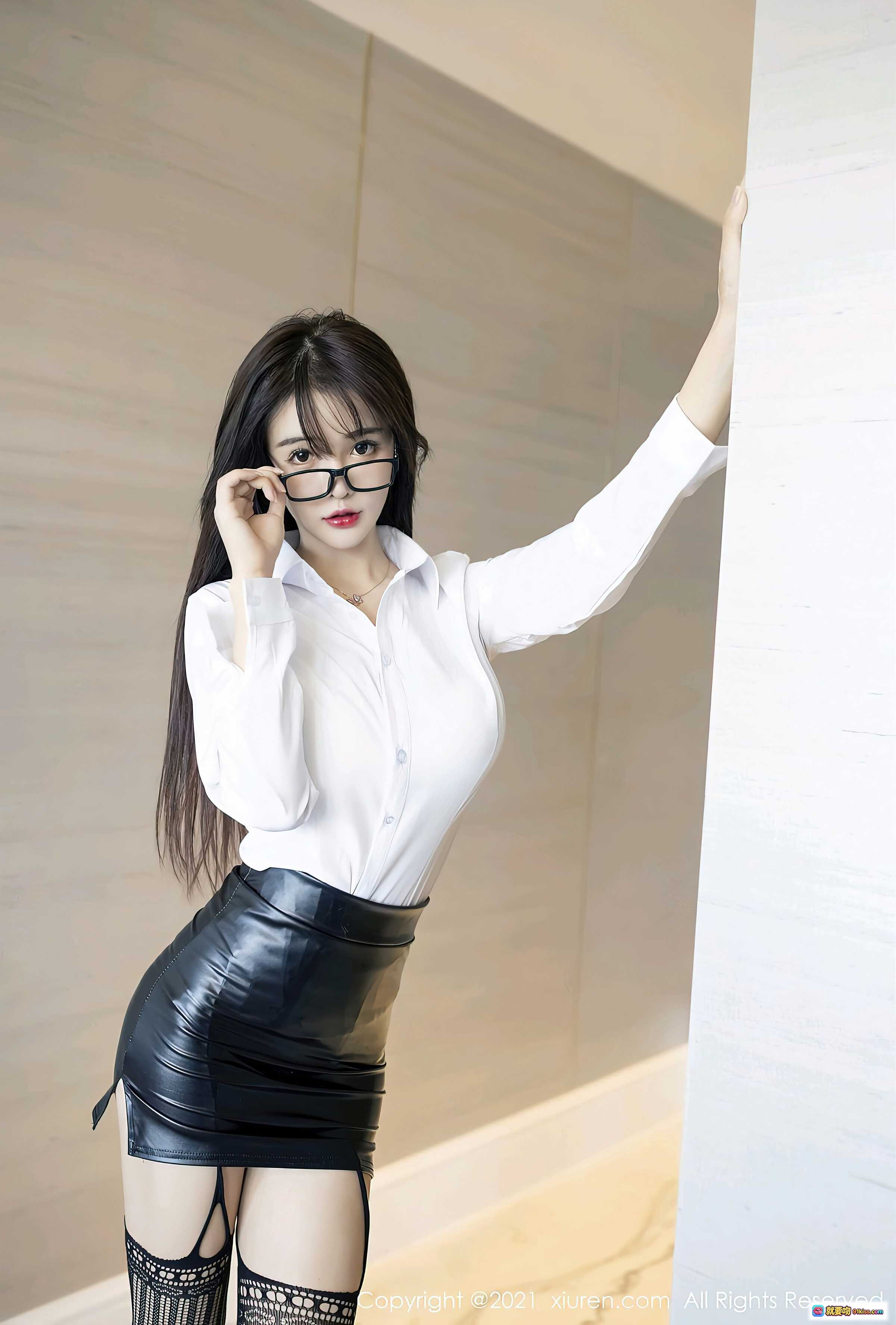 图片[9] - 南初妹妹白衬衫黑皮裙条纹丝袜高跟鞋室内写真 – XIUREN秀人网2021.01.06 No.2976 - 就要吻