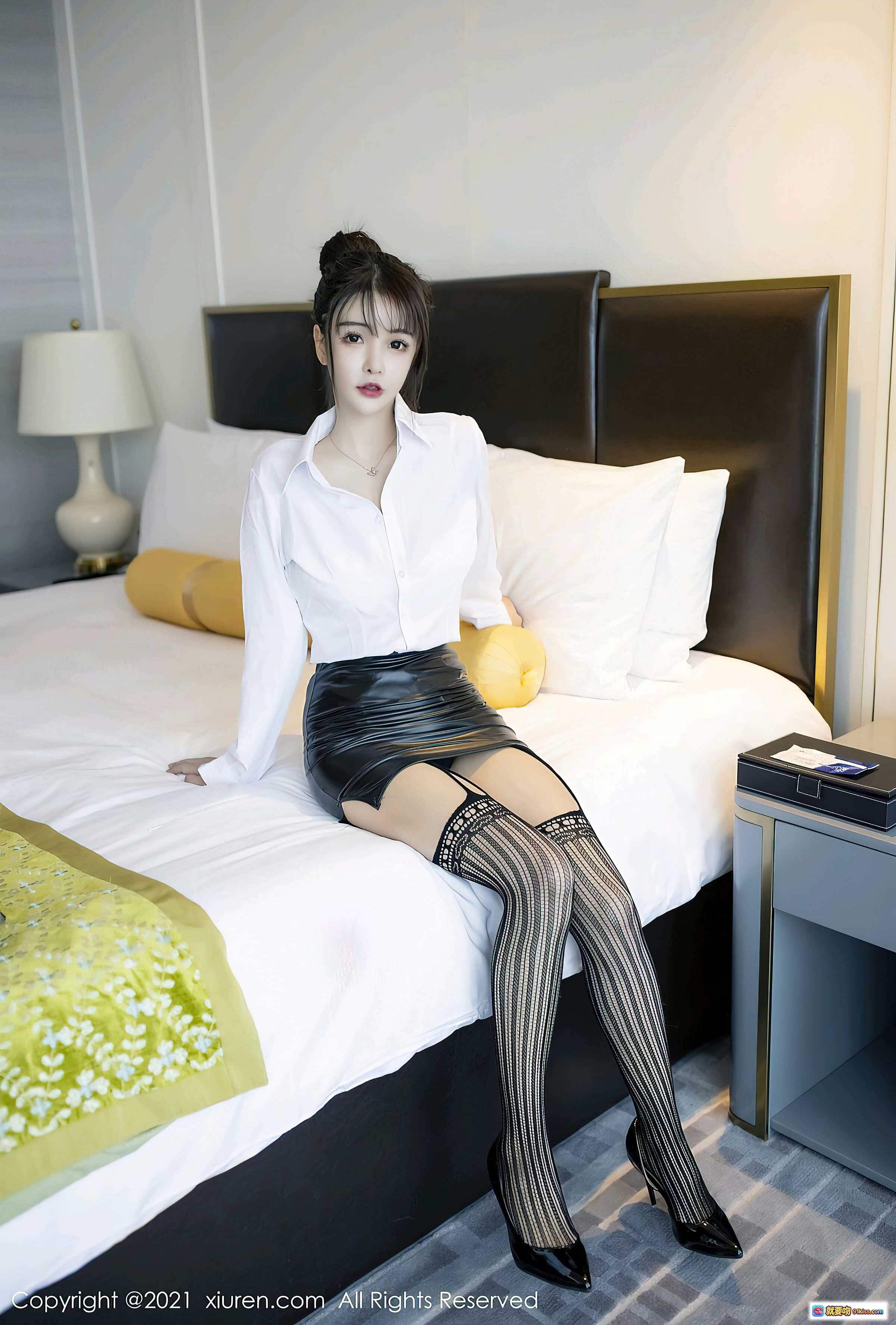 图片[2] - 南初妹妹白衬衫黑皮裙条纹丝袜高跟鞋室内写真 – XIUREN秀人网2021.01.06 No.2976 - 就要吻