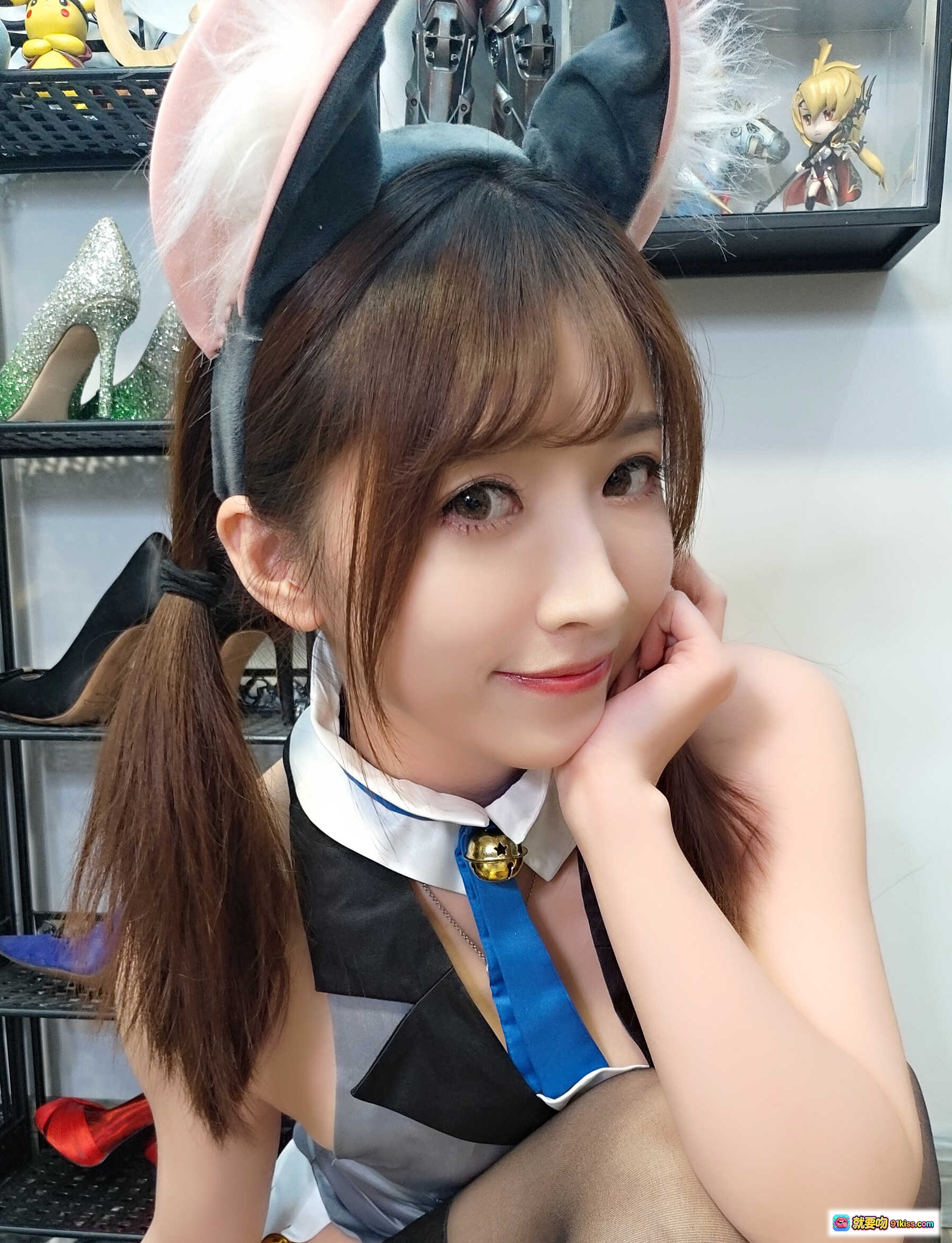 图片[1] - 小女巫露娜NO.007伊俐亚猫娘COS写真 | 兔耳发箍+蓝领结+黑丝美腿 | 30P高清图集 - 就要吻