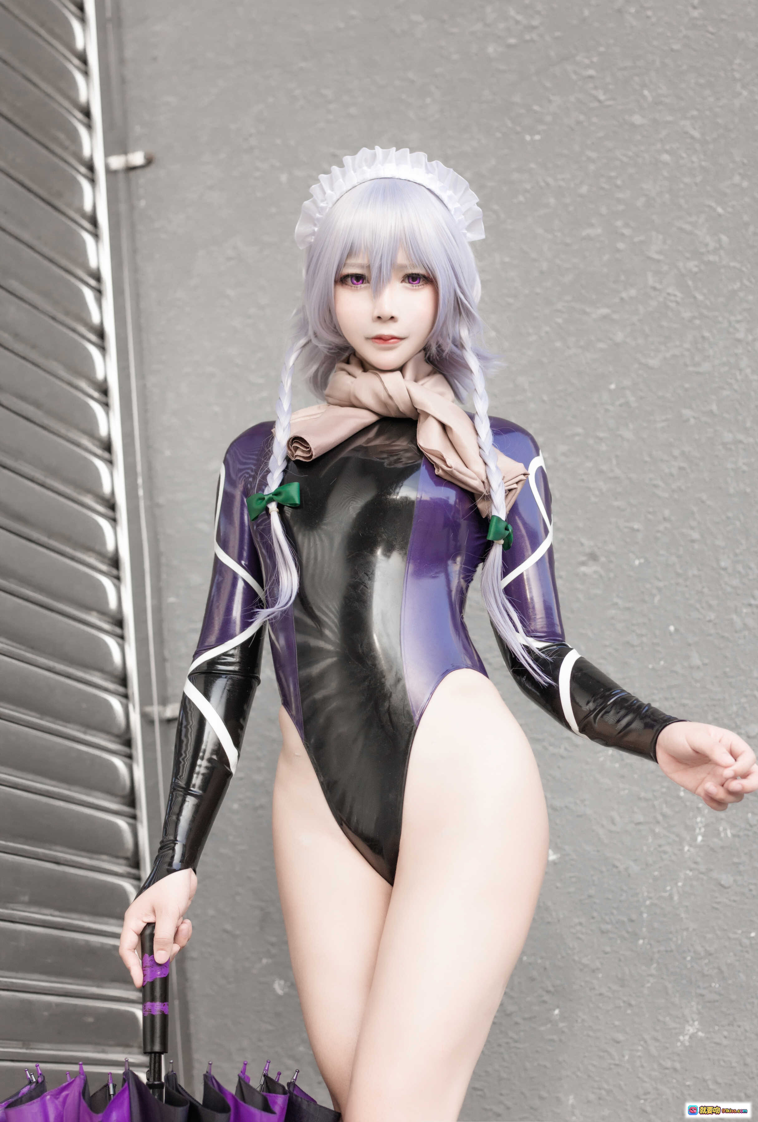 图片[2] - 抱走莫子A NO.022 最新胶衣cosplay 紫黑紧身latex女仆装 持伞银发少女写真 11P高清图集 - 就要吻