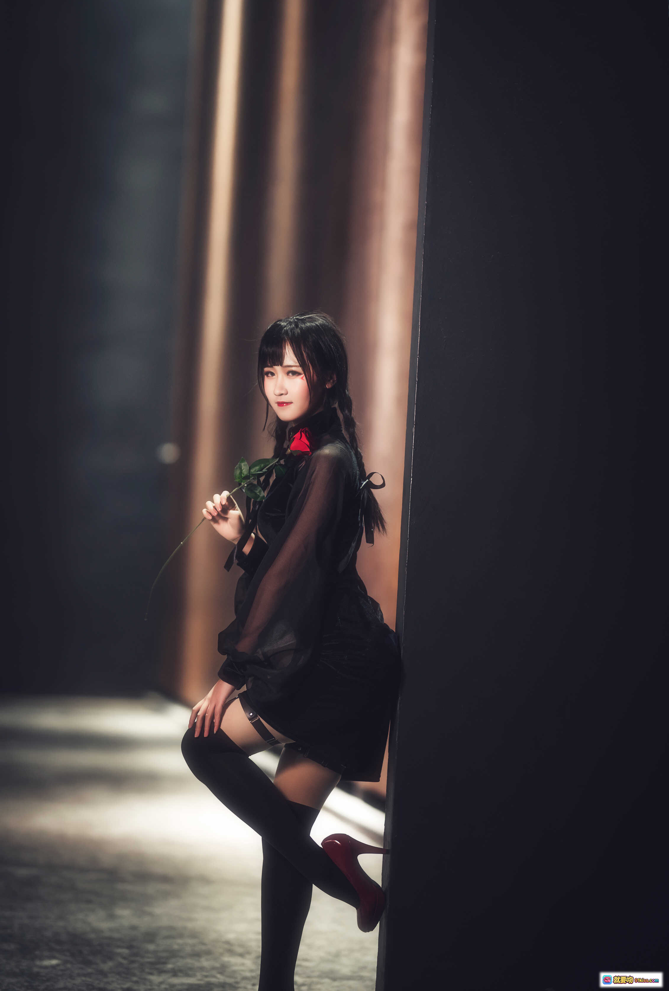 图片[4] - 三度_69 NO.015 夜蝶写真 | 黑色透视装少女 | 木质背景情绪人像 | 13P高清图集 - 就要吻