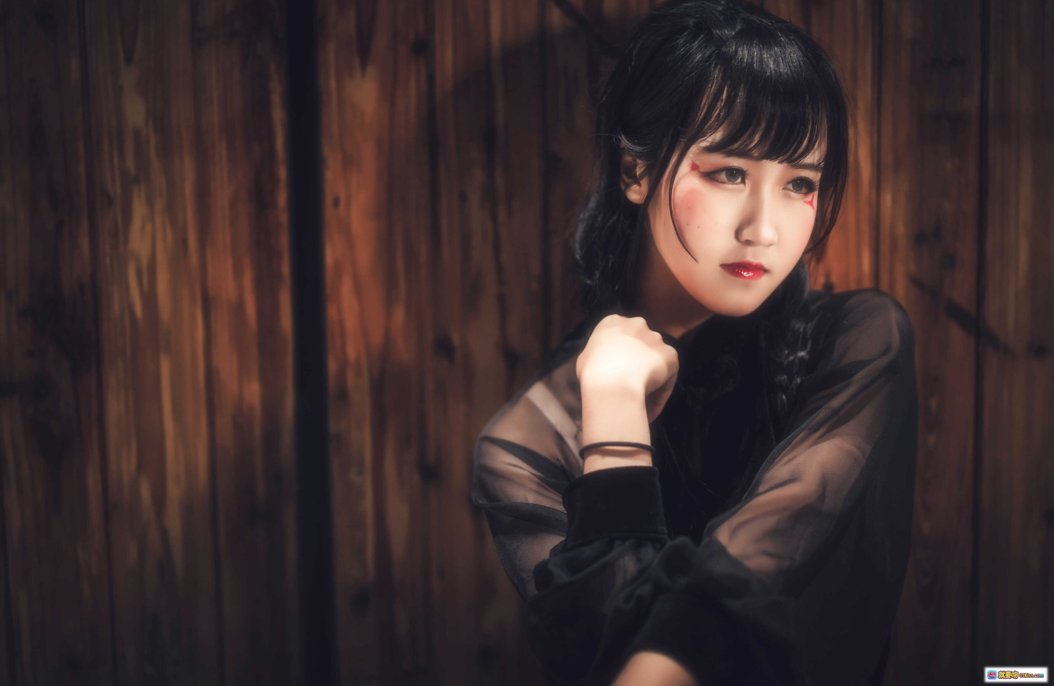 三度_69 NO.015 夜蝶写真 | 黑色透视装少女 | 木质背景情绪人像 | 13P高清图集 - 就要吻