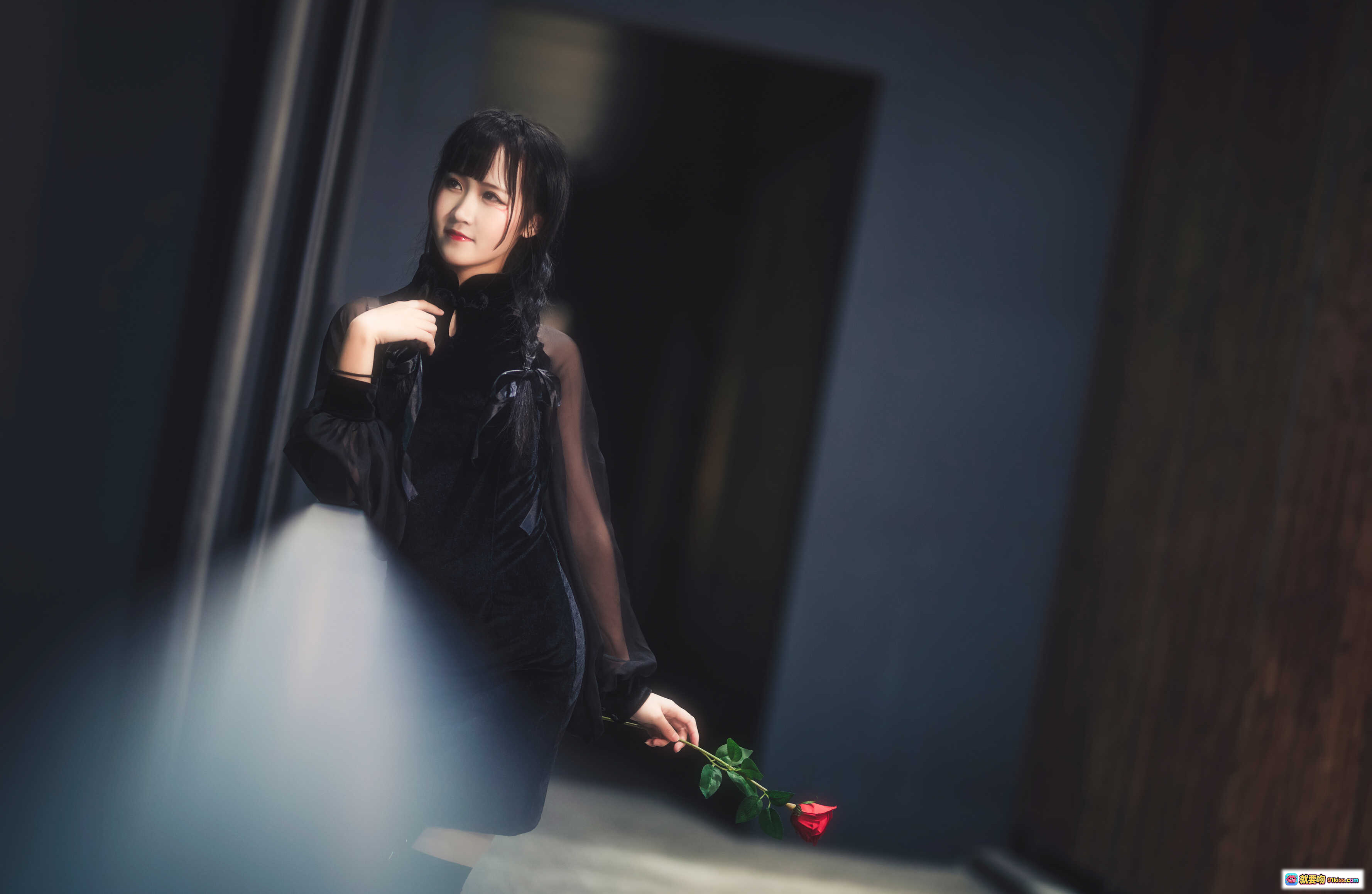 图片[6] - 三度_69 NO.015 夜蝶写真 | 黑色透视装少女 | 木质背景情绪人像 | 13P高清图集 - 就要吻