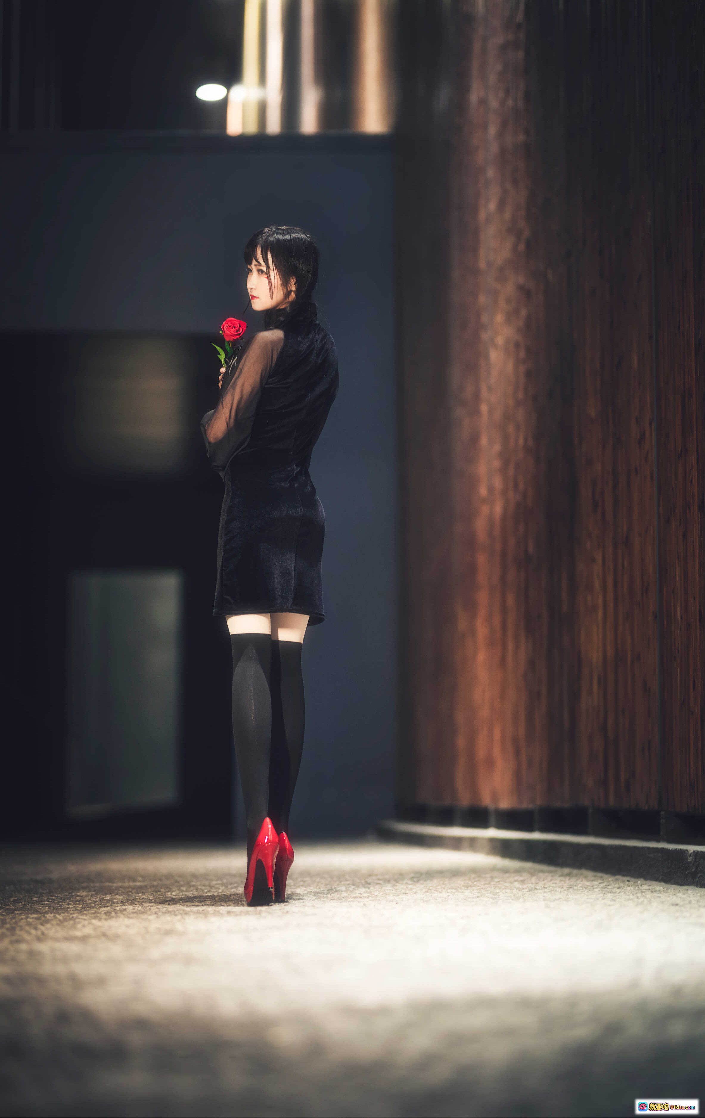 图片[9] - 三度_69 NO.015 夜蝶写真 | 黑色透视装少女 | 木质背景情绪人像 | 13P高清图集 - 就要吻