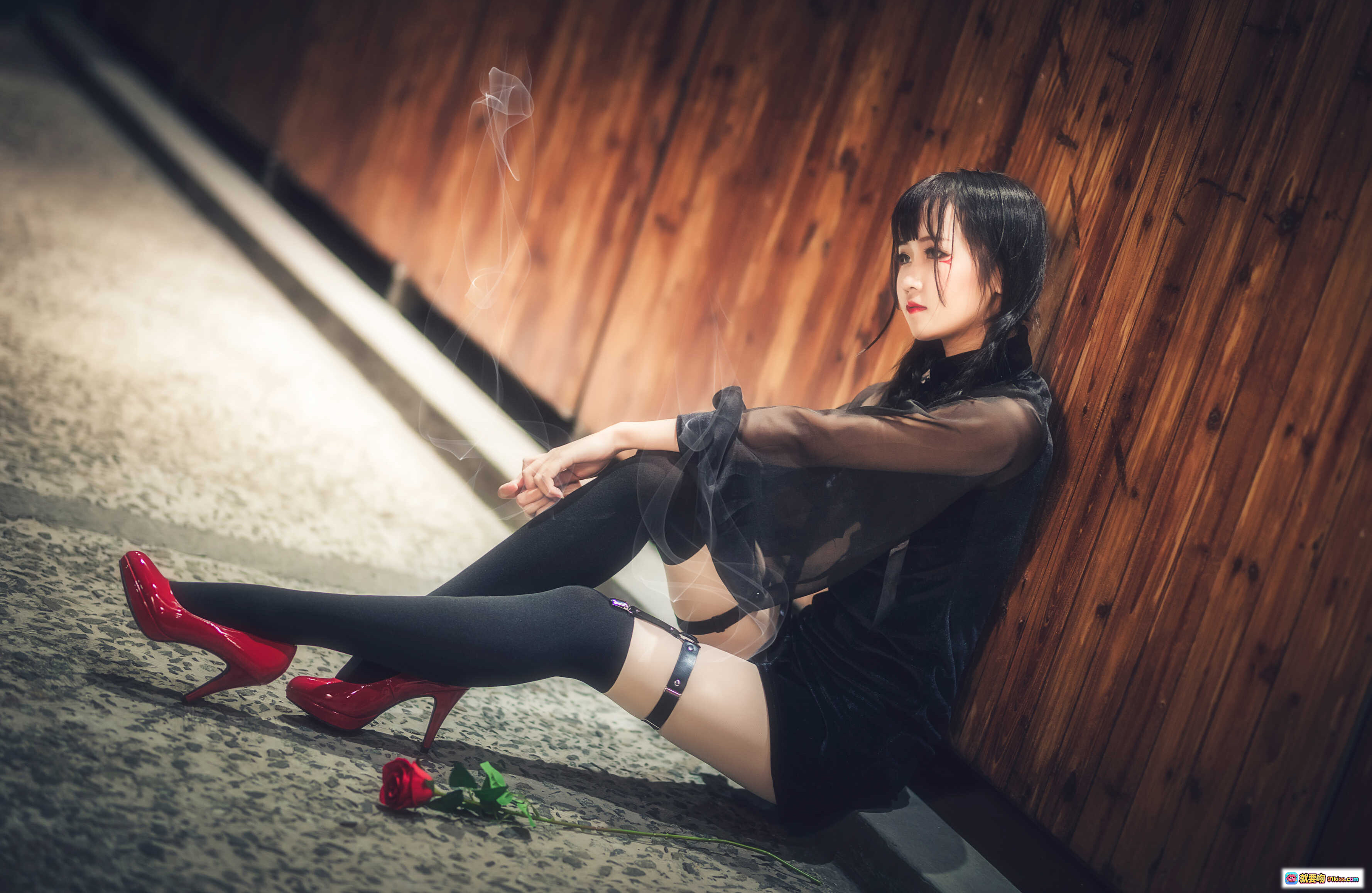 图片[3] - 三度_69 NO.015 夜蝶写真 | 黑色透视装少女 | 木质背景情绪人像 | 13P高清图集 - 就要吻