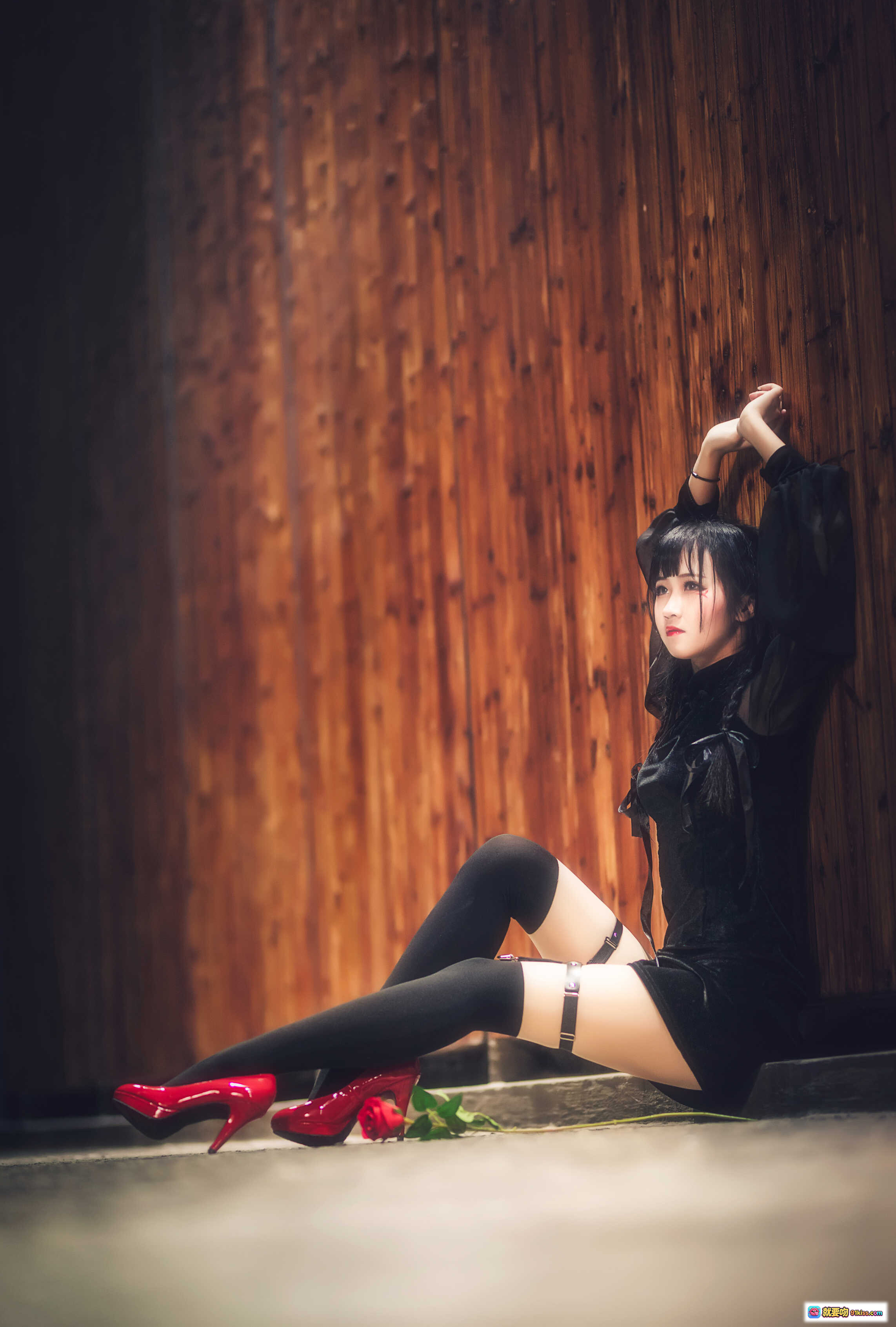 图片[2] - 三度_69 NO.015 夜蝶写真 | 黑色透视装少女 | 木质背景情绪人像 | 13P高清图集 - 就要吻