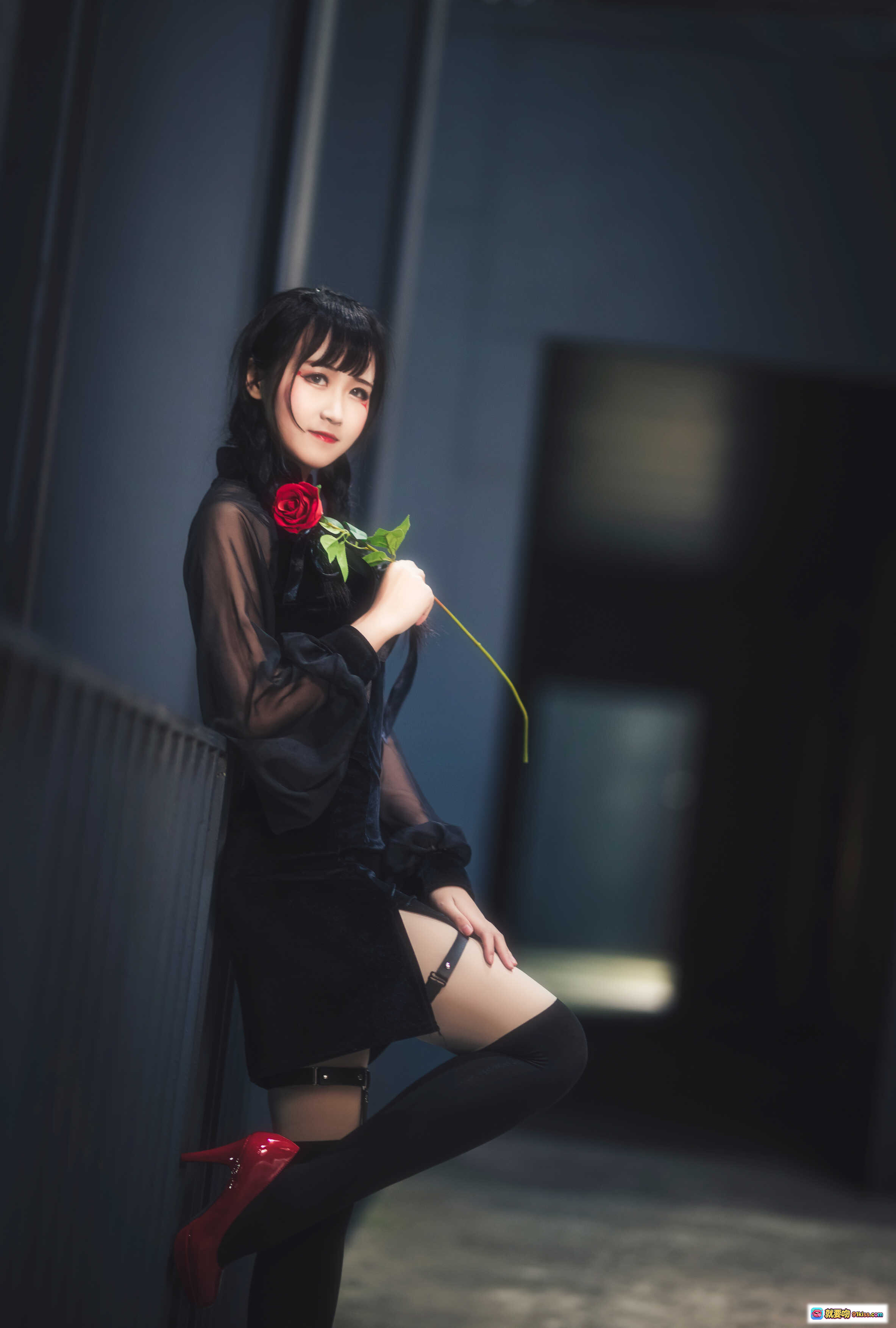 图片[5] - 三度_69 NO.015 夜蝶写真 | 黑色透视装少女 | 木质背景情绪人像 | 13P高清图集 - 就要吻