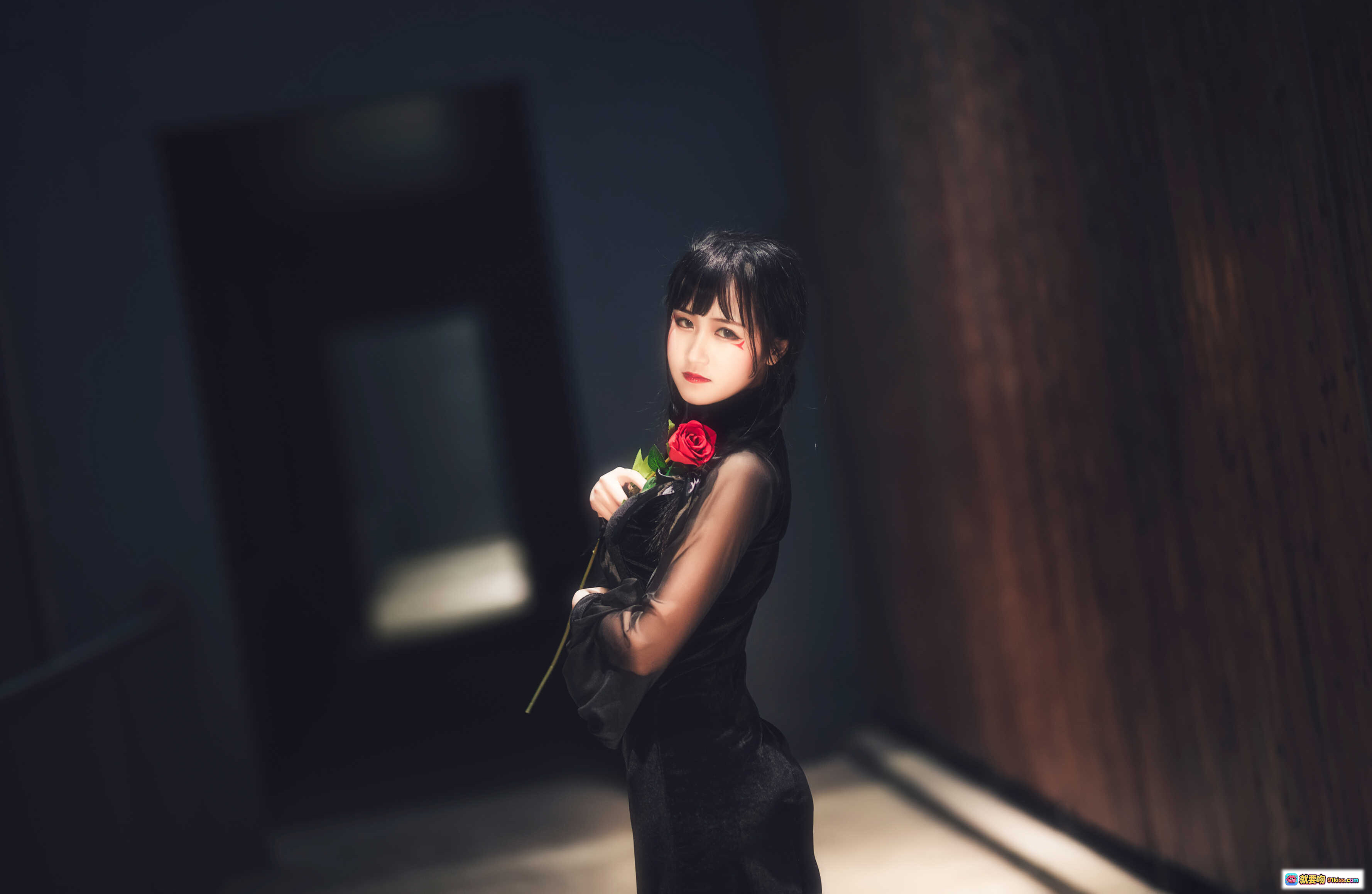 图片[8] - 三度_69 NO.015 夜蝶写真 | 黑色透视装少女 | 木质背景情绪人像 | 13P高清图集 - 就要吻