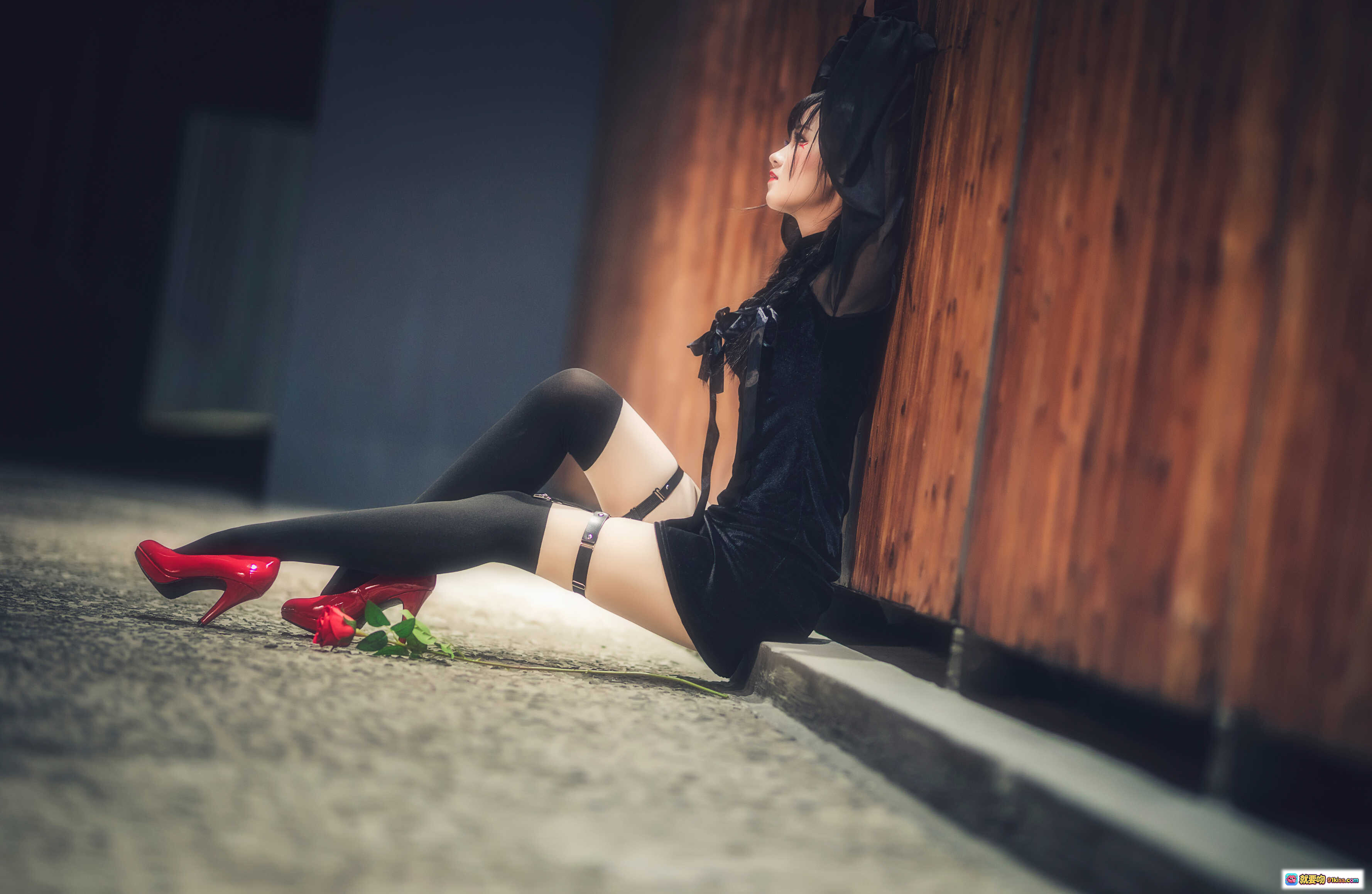 图片[7] - 三度_69 NO.015 夜蝶写真 | 黑色透视装少女 | 木质背景情绪人像 | 13P高清图集 - 就要吻