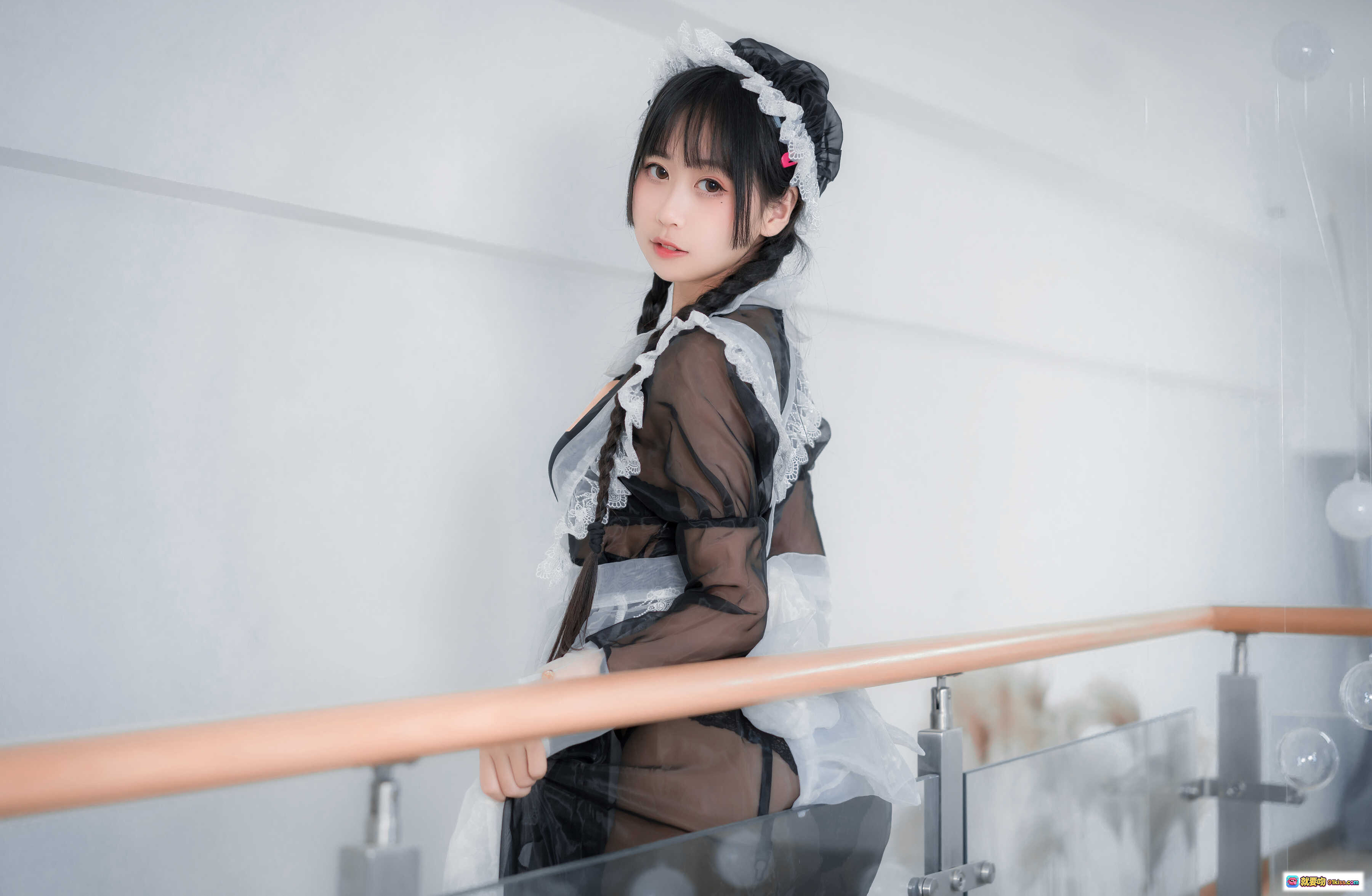 萌芽儿o0 NO.010 透明女仆装写真 27P高清美图 黑白蕾丝透视设计 甜美少女风室内楼梯场景 - 就要吻