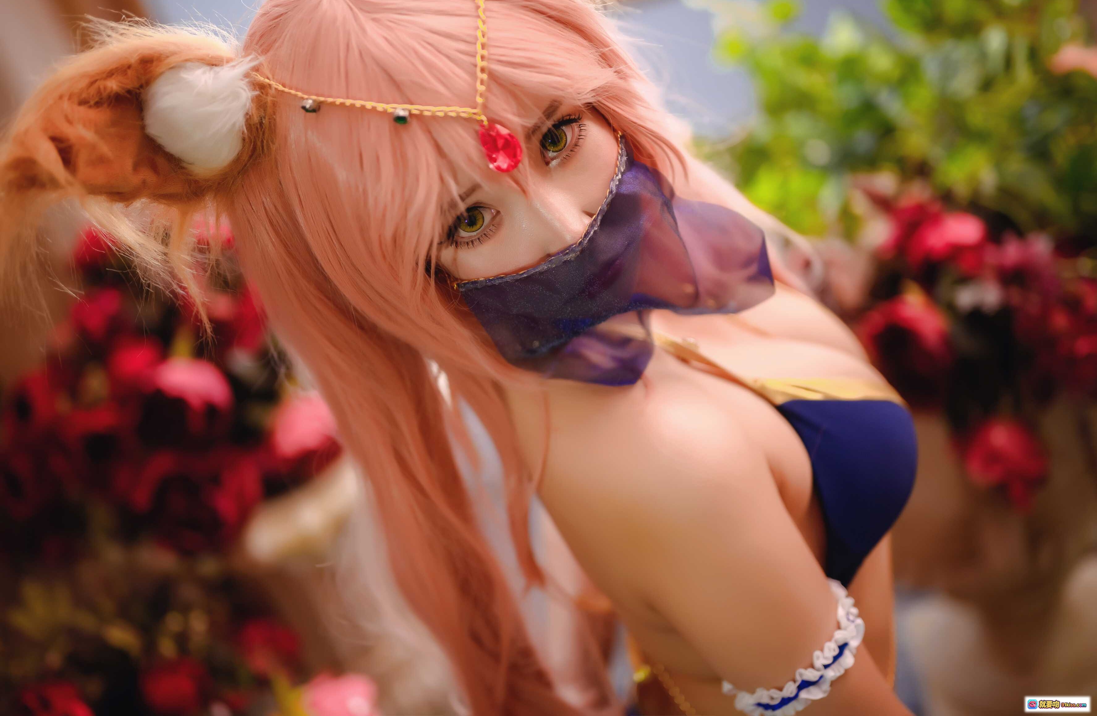 图片[10] - 抱走莫子A NO.008 玉藻前 Cosplay写真 41P 703M 蓝金比基尼 金色链条装饰 性感美胸 花丛背景 高清摄影 - 就要吻