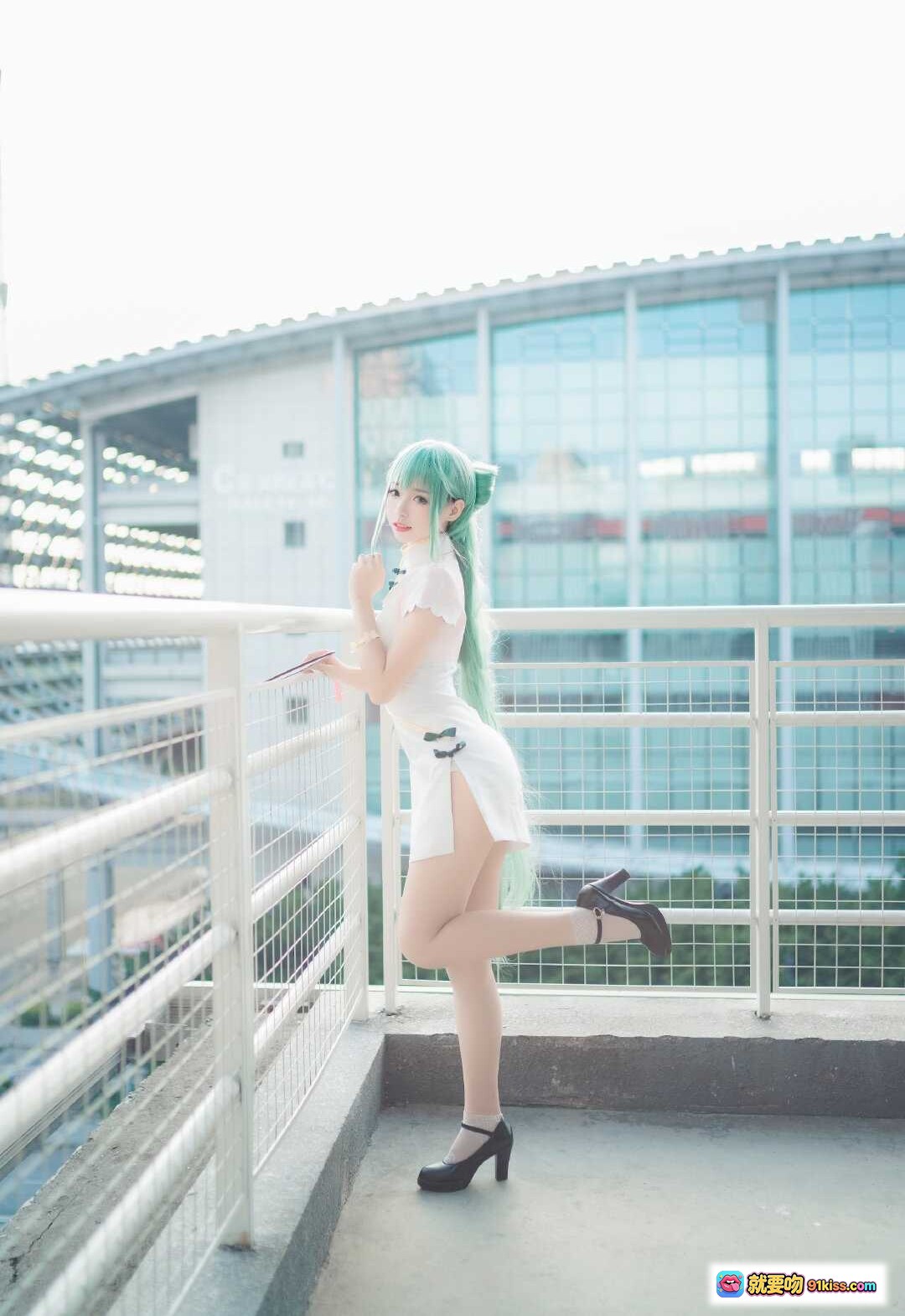 图片[6] - 大大卷卷小卷 NO.008 夏日旗袍cosplay 美少女蓝发双马尾 白色蕾丝短裙 黑色高跟鞋 坐姿优雅 20P高清写真 - 就要吻