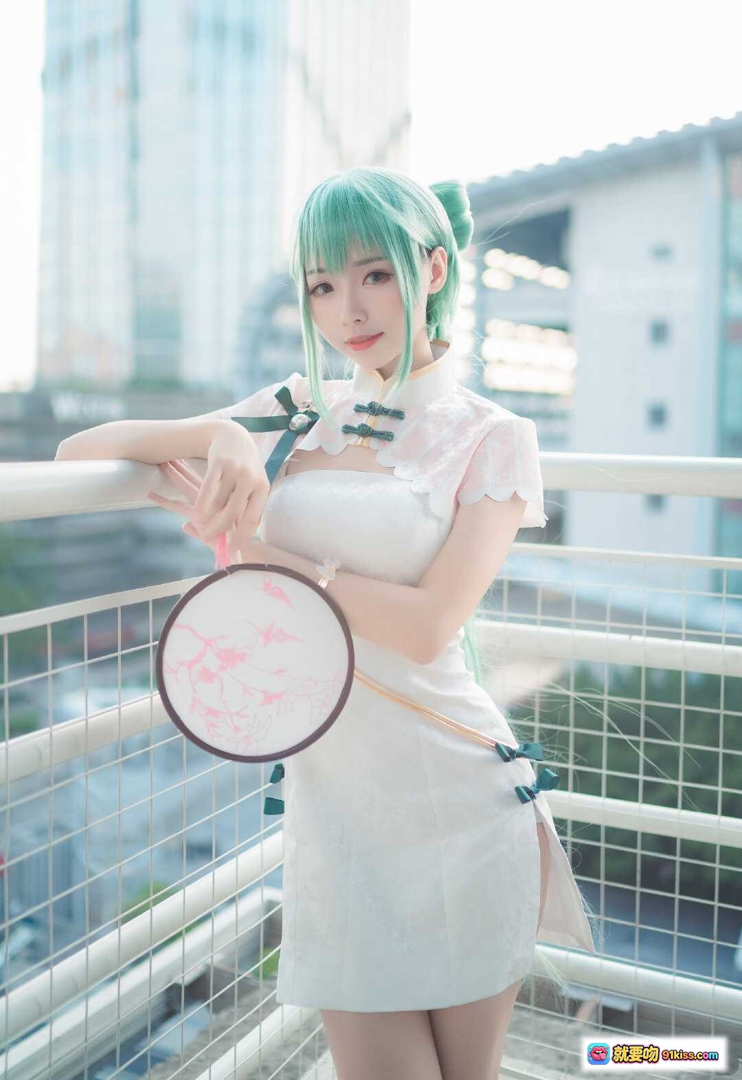 图片[4] - 大大卷卷小卷 NO.008 夏日旗袍cosplay 美少女蓝发双马尾 白色蕾丝短裙 黑色高跟鞋 坐姿优雅 20P高清写真 - 就要吻