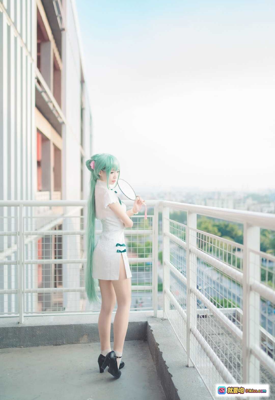 图片[3] - 大大卷卷小卷 NO.008 夏日旗袍cosplay 美少女蓝发双马尾 白色蕾丝短裙 黑色高跟鞋 坐姿优雅 20P高清写真 - 就要吻