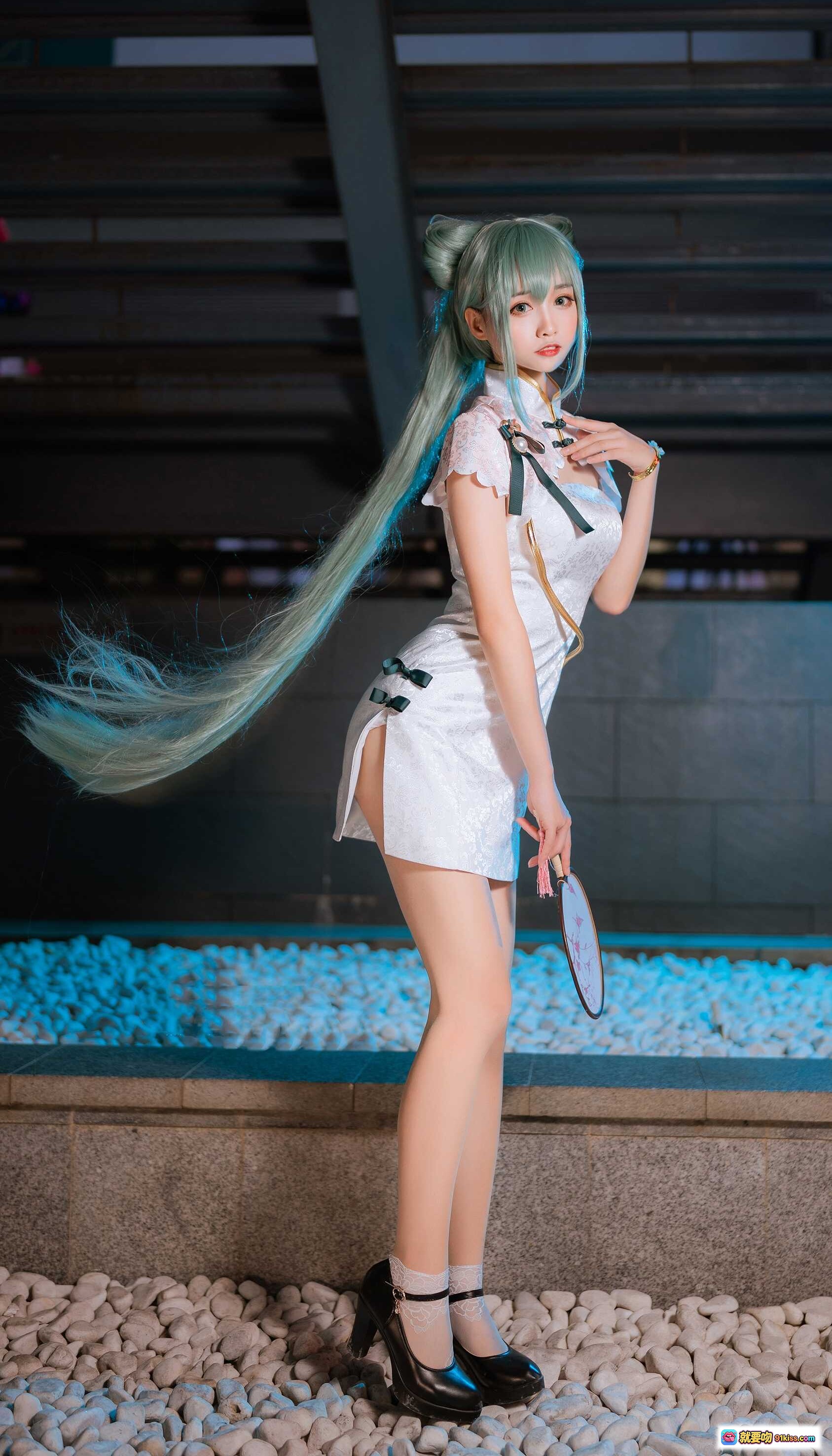 图片[2] - 大大卷卷小卷 NO.008 夏日旗袍cosplay 美少女蓝发双马尾 白色蕾丝短裙 黑色高跟鞋 坐姿优雅 20P高清写真 - 就要吻