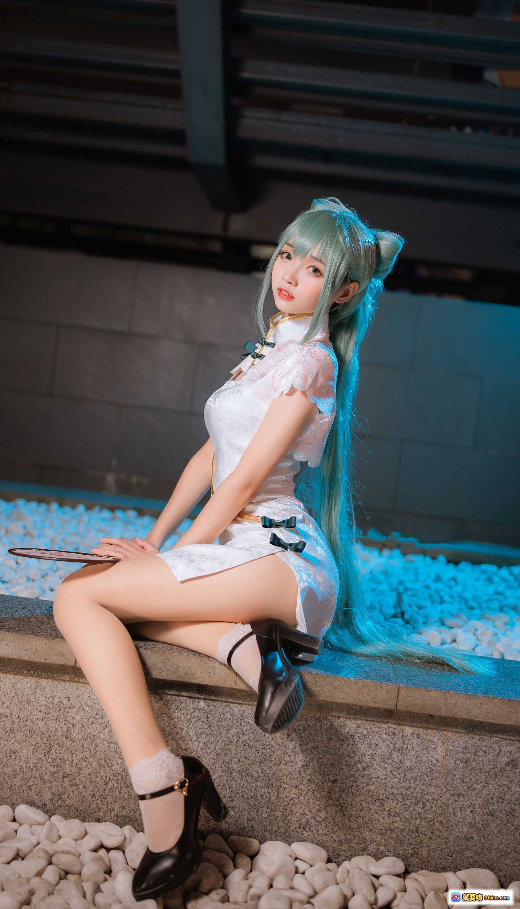 图片[1] - 大大卷卷小卷 NO.008 夏日旗袍cosplay 美少女蓝发双马尾 白色蕾丝短裙 黑色高跟鞋 坐姿优雅 20P高清写真 - 就要吻