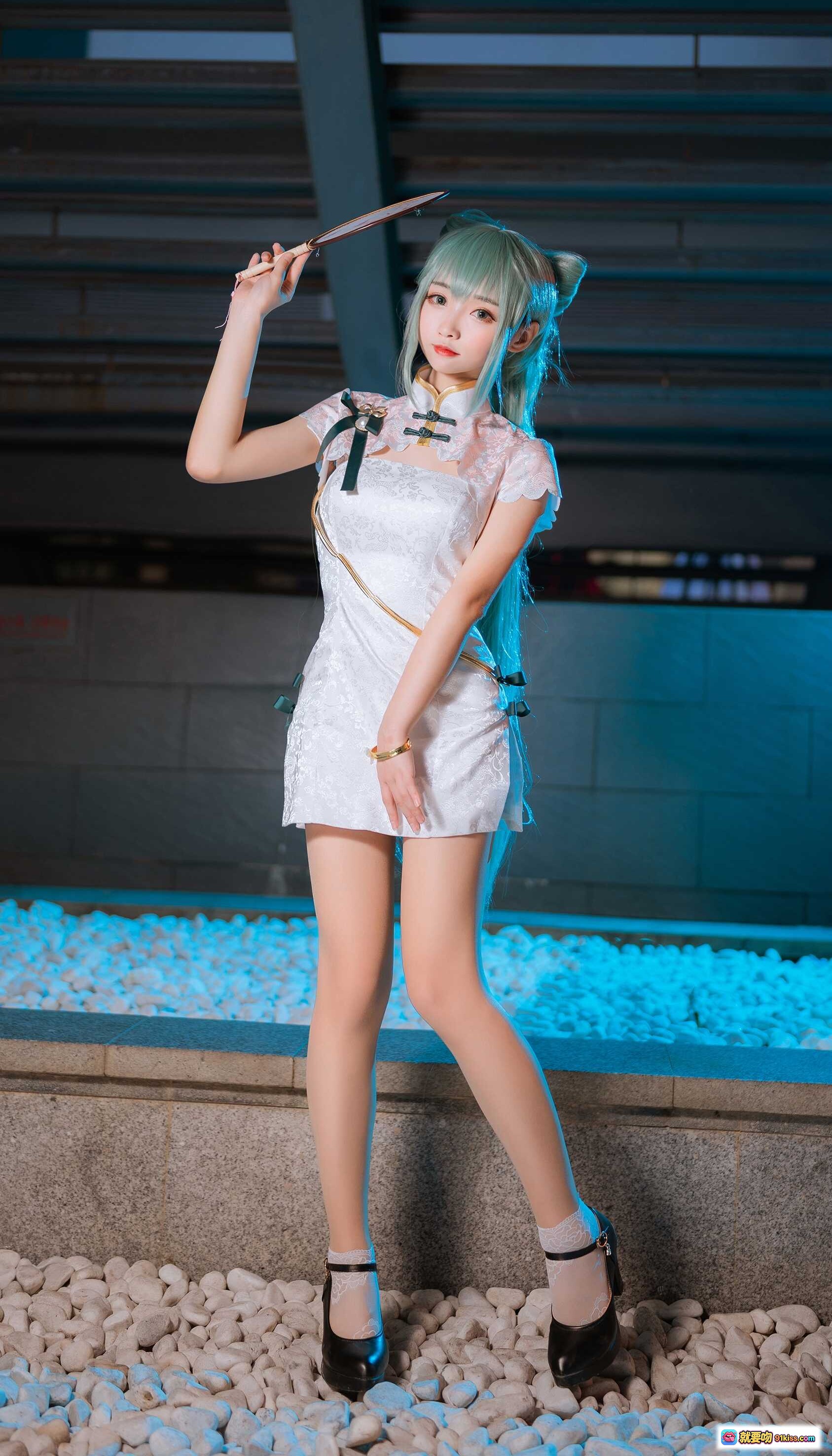 图片[8] - 大大卷卷小卷 NO.008 夏日旗袍cosplay 美少女蓝发双马尾 白色蕾丝短裙 黑色高跟鞋 坐姿优雅 20P高清写真 - 就要吻