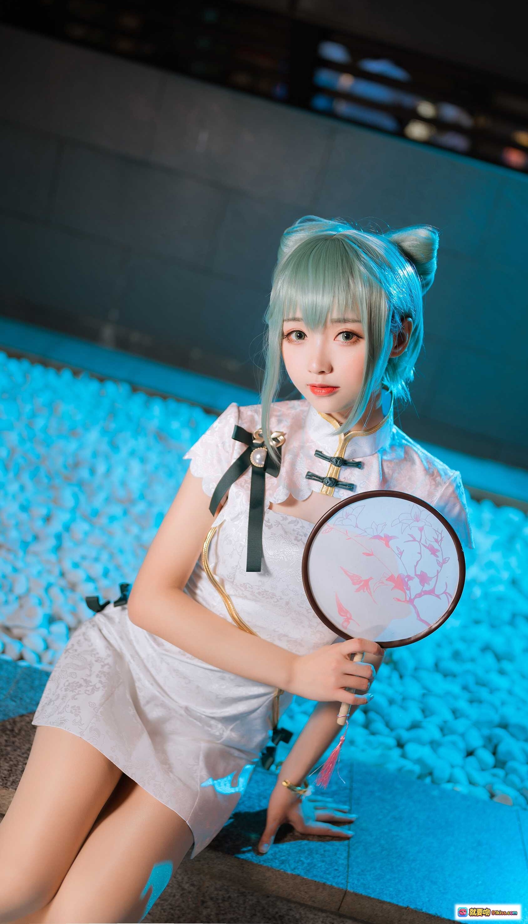 图片[10] - 大大卷卷小卷 NO.008 夏日旗袍cosplay 美少女蓝发双马尾 白色蕾丝短裙 黑色高跟鞋 坐姿优雅 20P高清写真 - 就要吻