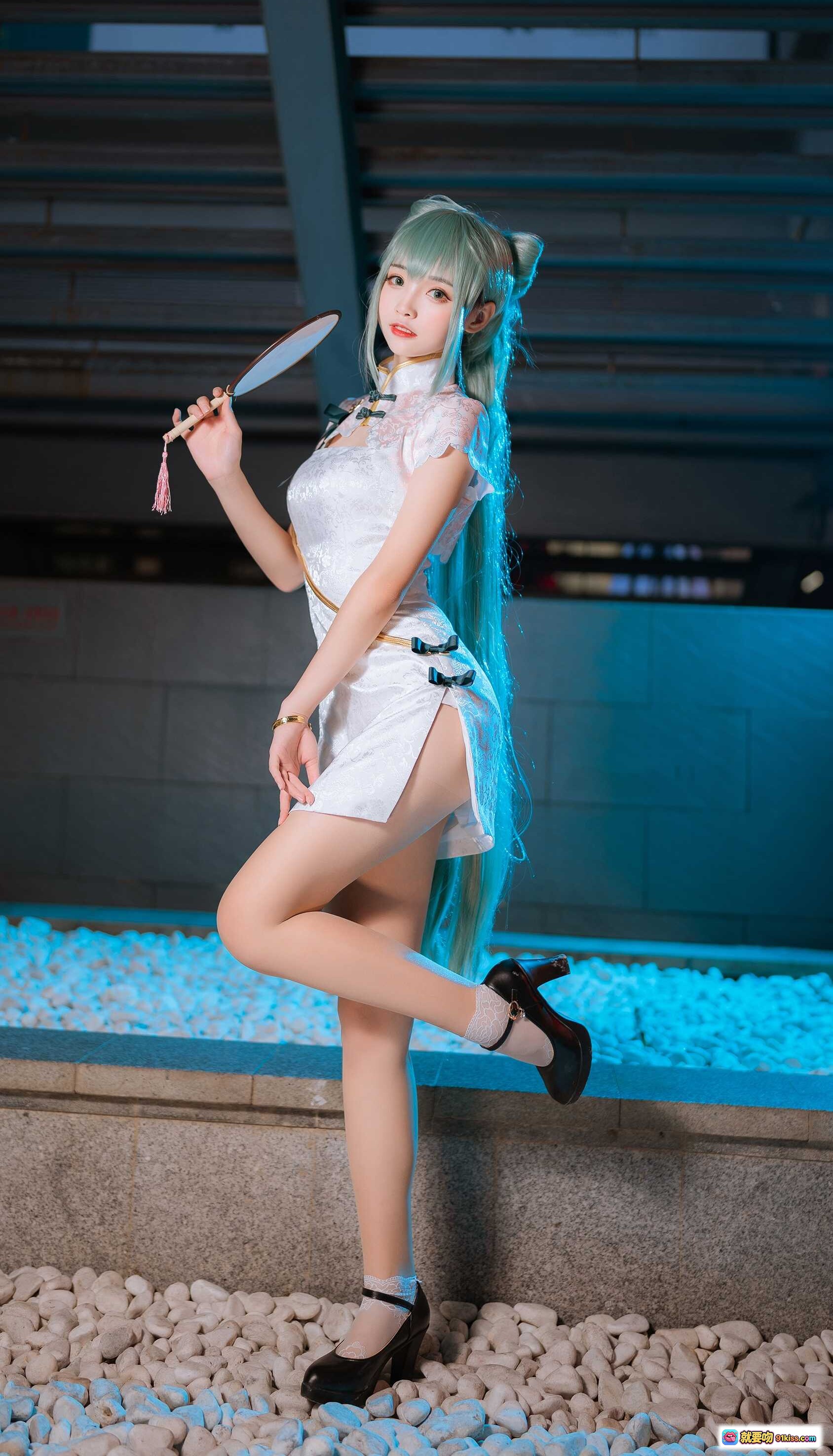 图片[9] - 大大卷卷小卷 NO.008 夏日旗袍cosplay 美少女蓝发双马尾 白色蕾丝短裙 黑色高跟鞋 坐姿优雅 20P高清写真 - 就要吻