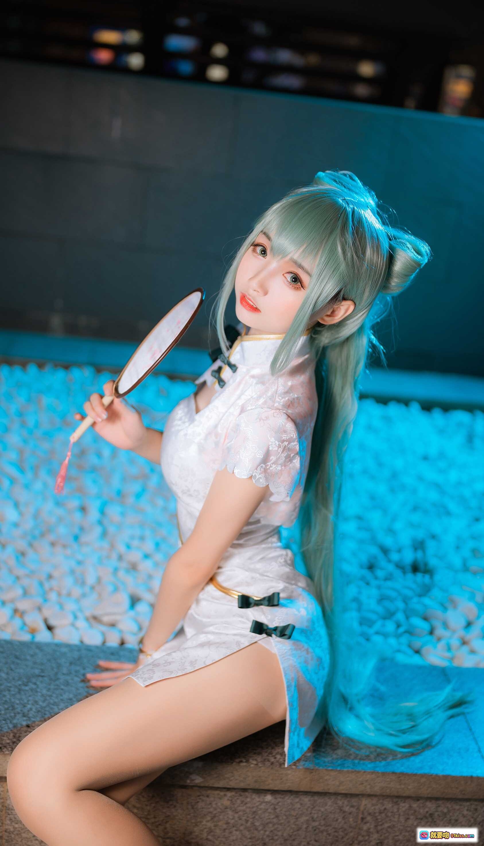 图片[7] - 大大卷卷小卷 NO.008 夏日旗袍cosplay 美少女蓝发双马尾 白色蕾丝短裙 黑色高跟鞋 坐姿优雅 20P高清写真 - 就要吻