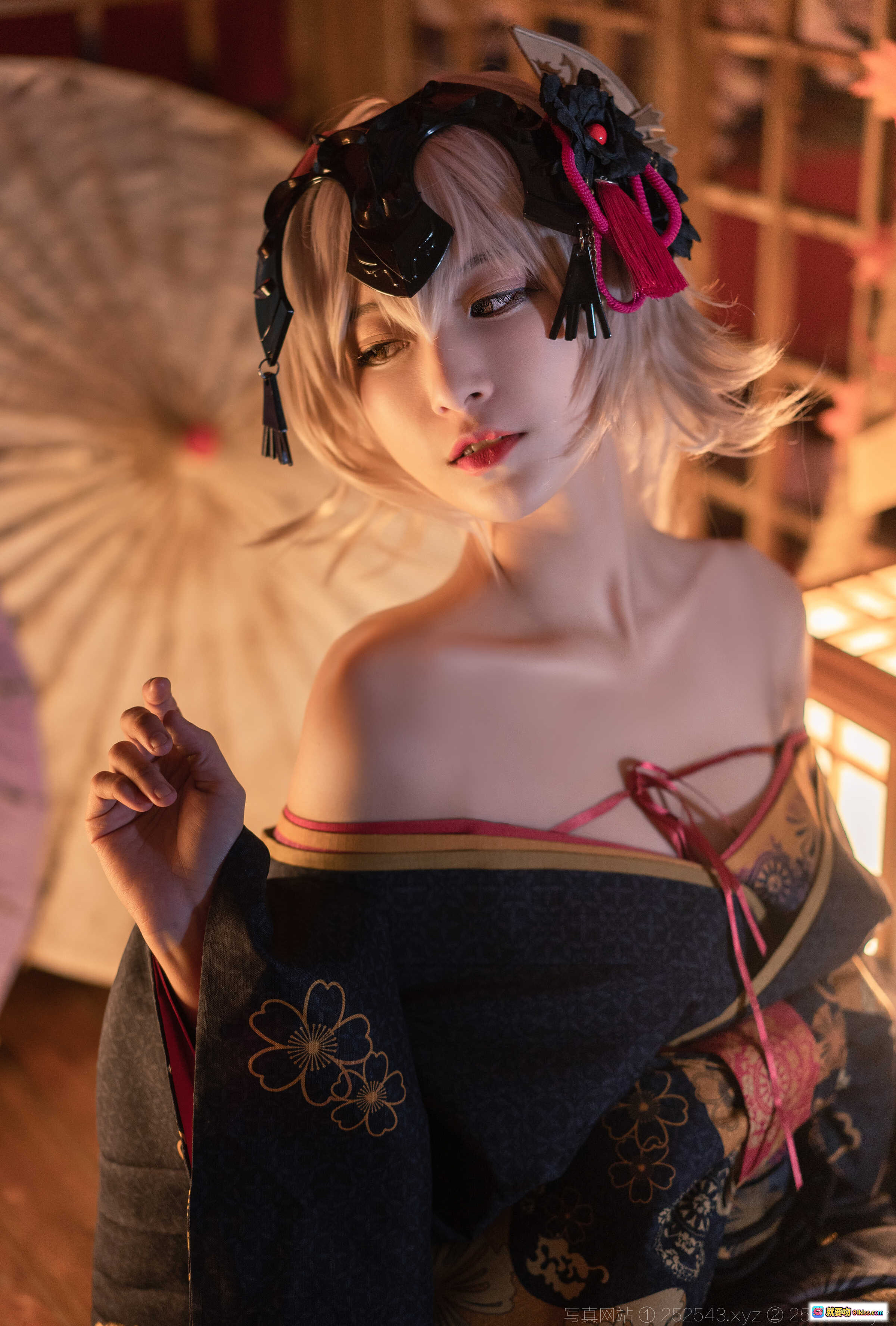 图片[7] - 黑贞花魁cos写真｜和风美少女持狐面红花｜日式庭院氛围感穿搭｜精致发饰与和服细节展示 - 就要吻