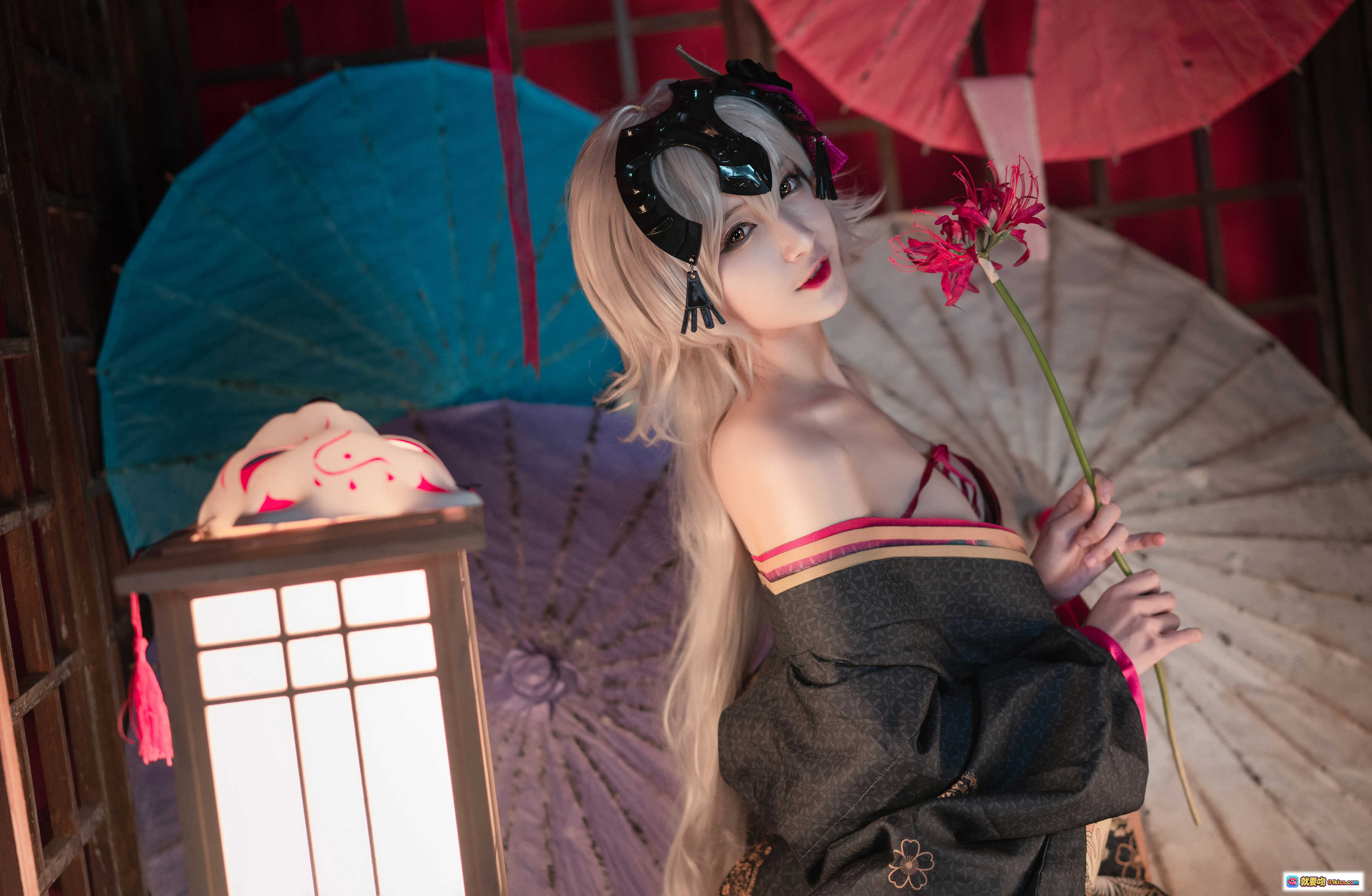 图片[8] - 黑贞花魁cos写真｜和风美少女持狐面红花｜日式庭院氛围感穿搭｜精致发饰与和服细节展示 - 就要吻