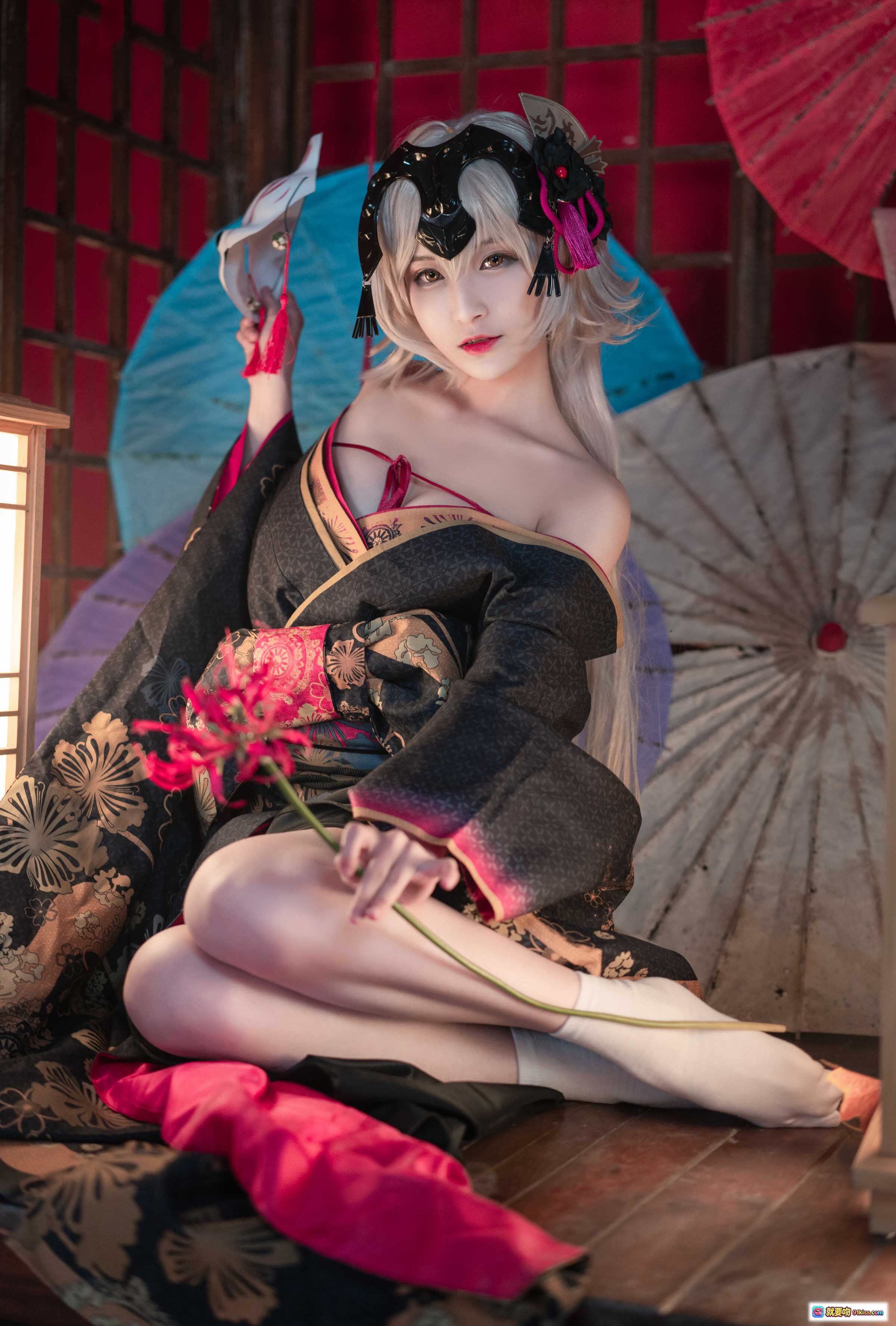 图片[2] - 黑贞花魁cos写真｜和风美少女持狐面红花｜日式庭院氛围感穿搭｜精致发饰与和服细节展示 - 就要吻