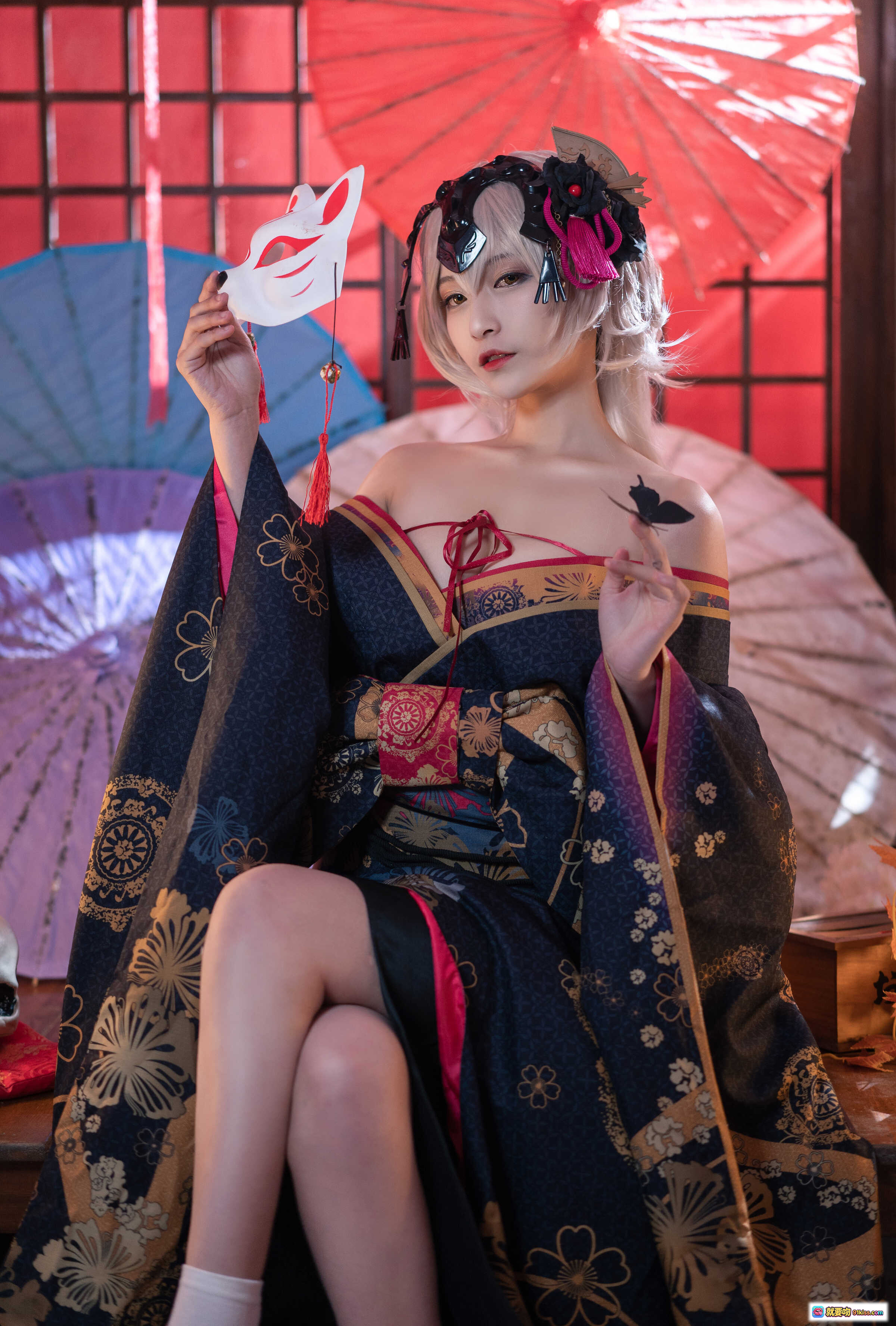 图片[4] - 黑贞花魁cos写真｜和风美少女持狐面红花｜日式庭院氛围感穿搭｜精致发饰与和服细节展示 - 就要吻