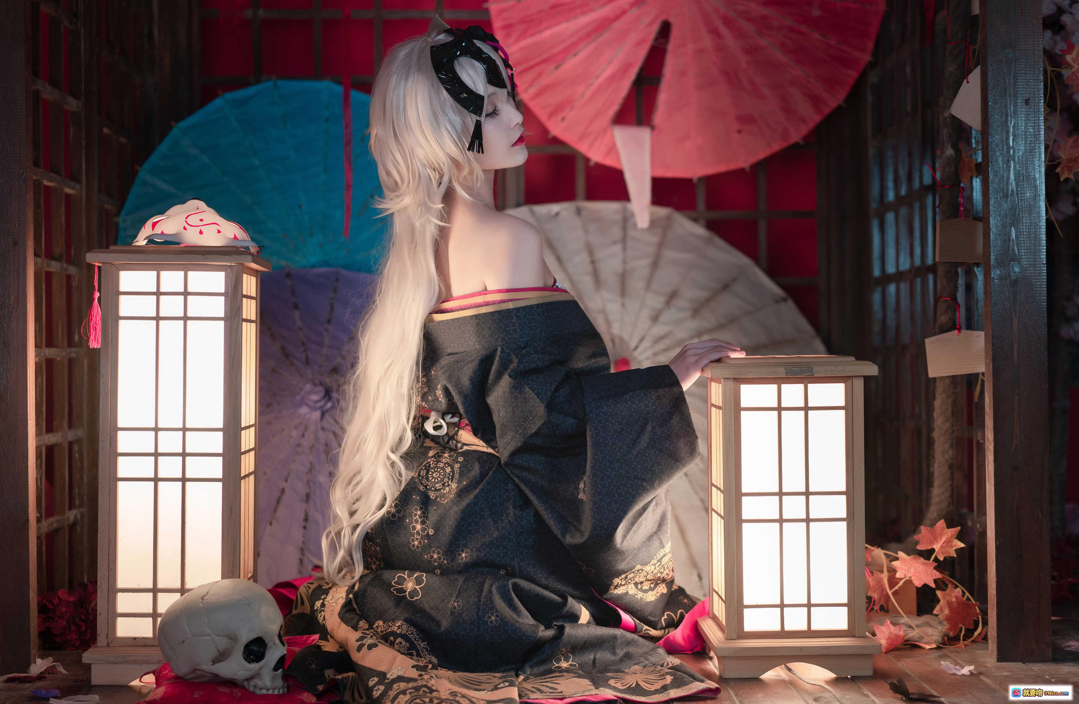 图片[6] - 黑贞花魁cos写真｜和风美少女持狐面红花｜日式庭院氛围感穿搭｜精致发饰与和服细节展示 - 就要吻