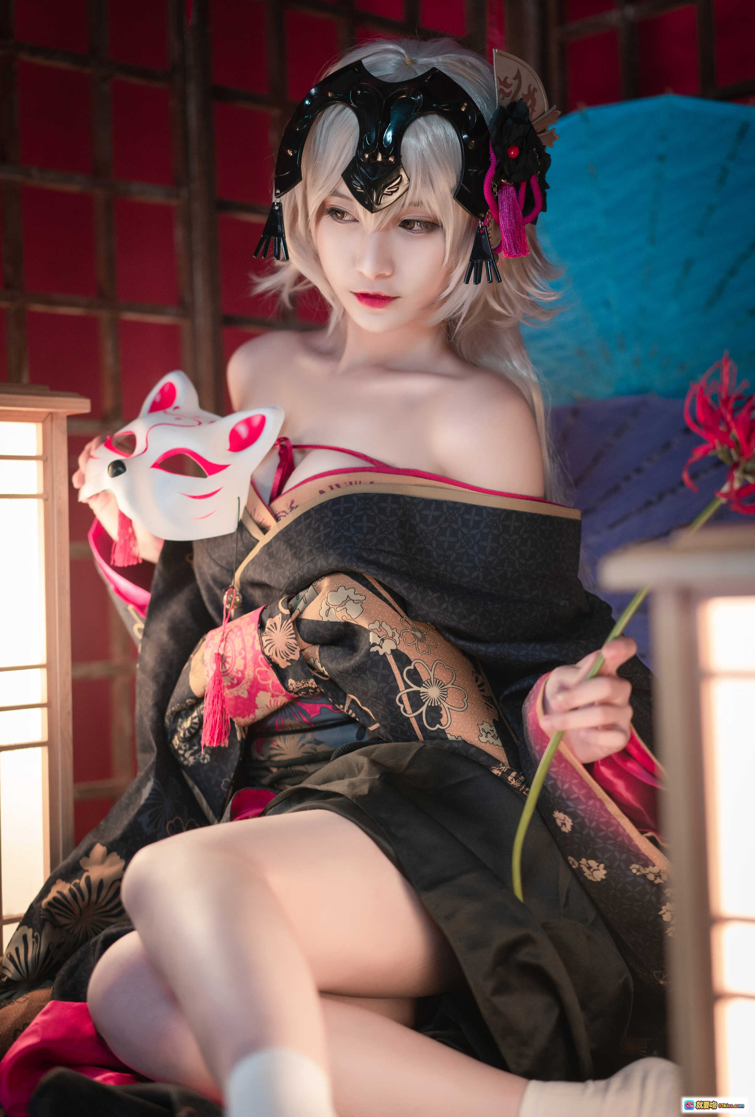 图片[5] - 黑贞花魁cos写真｜和风美少女持狐面红花｜日式庭院氛围感穿搭｜精致发饰与和服细节展示 - 就要吻